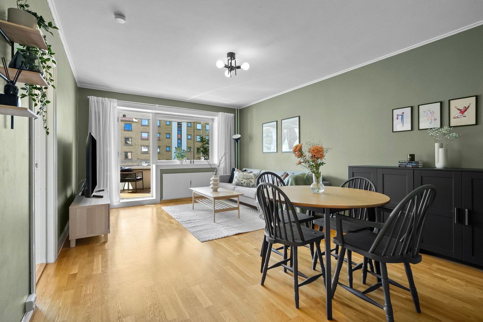 Solbergliveien 89C er en lys og pen 3-roms i annen etasje, med god planløsning og en attraktiv beliggenhet i gangavstand fra bla. matbutikk, T-bane og Østmarka. Galleribilde