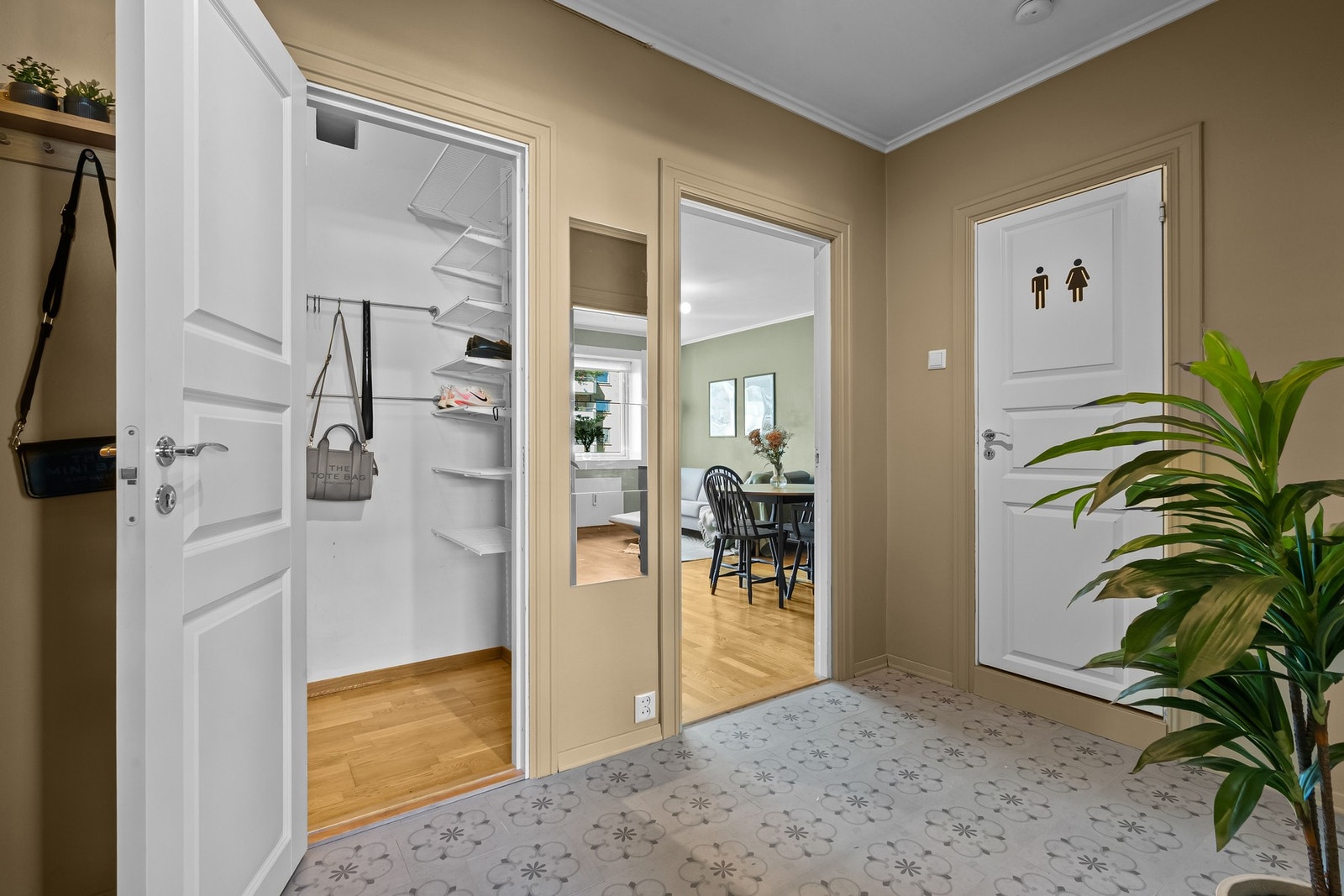 Gangen er av god størrelse og gir et fint førsteinntrykk, med beige vegger og laminatfliser i et trendy mønster. Galleribilde