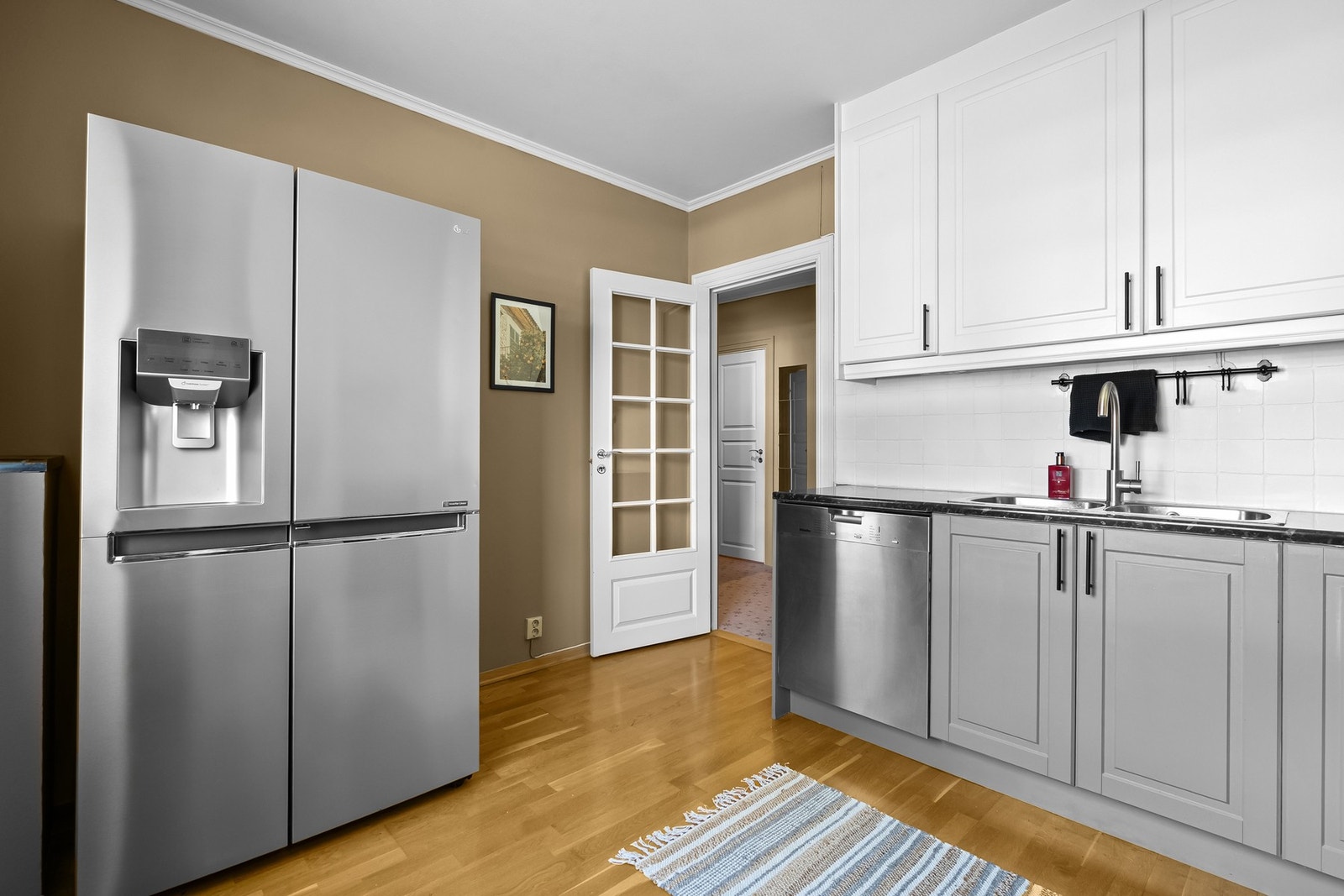 Blandebatteriet er skiftet i 2025, og kjøkkenet har en ventilator fra Røroshetta over kokesonen. Opplegg for oppvaskmaskin er etablert. Galleribilde