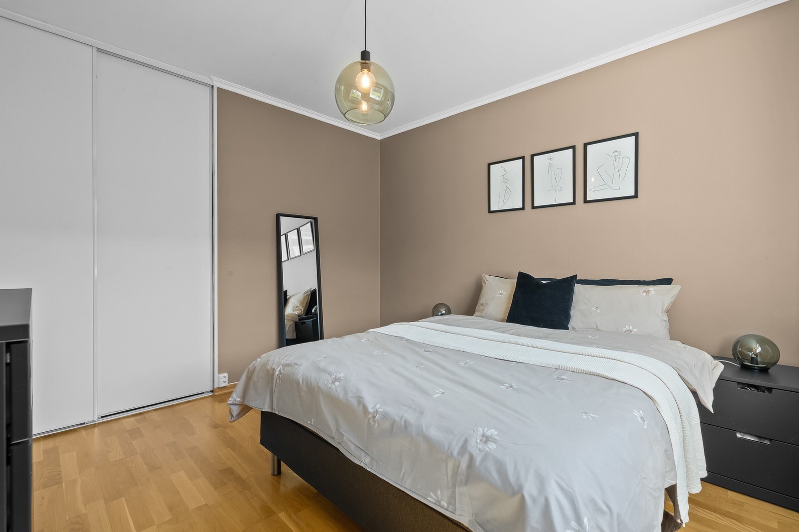 Begge soverommene har godt med oppbevaringsplass i store skyvedørsgarderober. Galleribilde