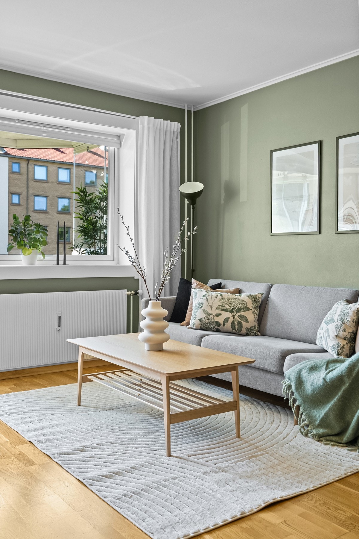 Leiligheten får godt med naturlig lysinnslipp fra store vindusflater. Vinduene og balkongdøren ble skiftet i regi av borettslaget i 2014. Galleribilde