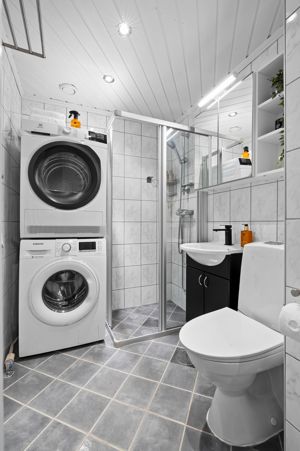 Badet ble rehabilitert i regi av borettslaget i 2003 og er av god størrelse. Downlights og gulvvarme er etablert, og det er ellers toalett og et dusjhjørne med skyvedører av glass. Galleribilde