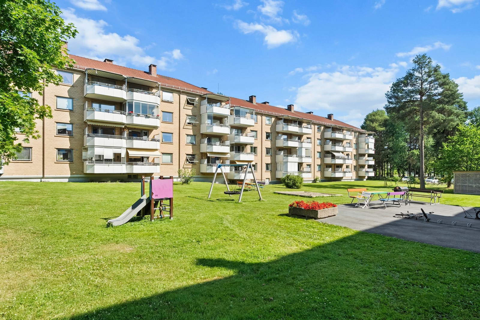 Til barnas store glede er det lekeplass rett utenfor, og i tillegg er det både grill og flere sittegrupper. Galleribilde