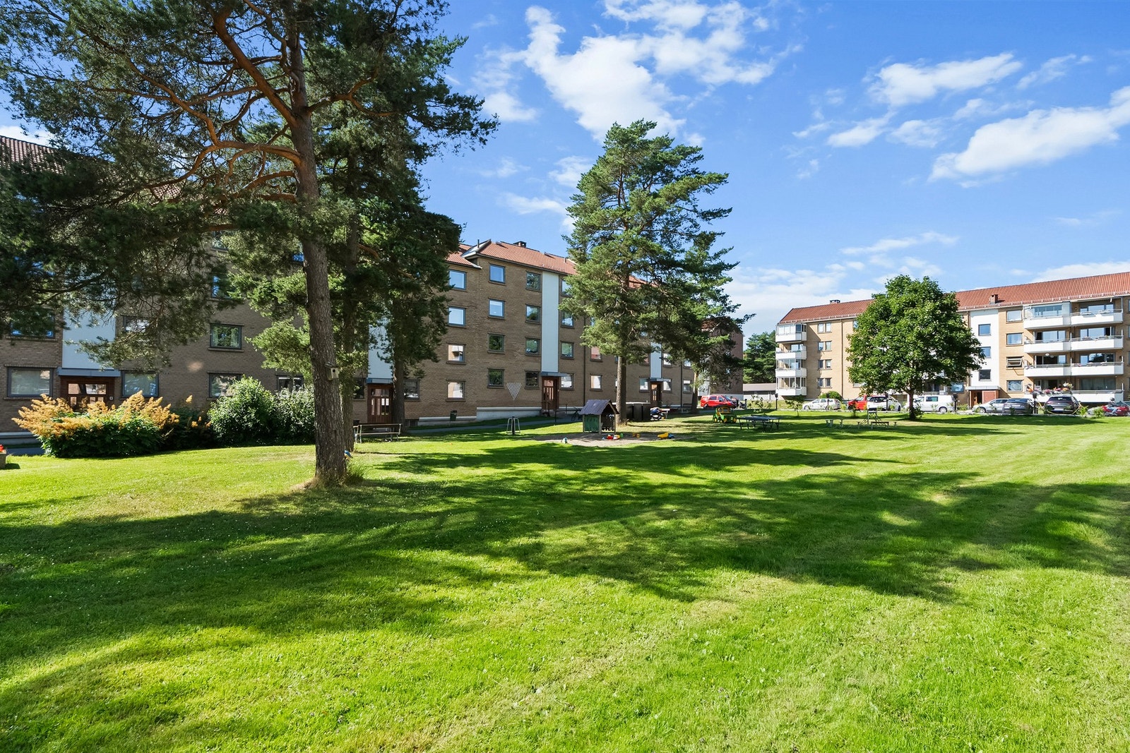 Borettslagets fellesarealer er pent opparbeidede med store plenarealer, trær, hekker og annen beplatning. Galleribilde