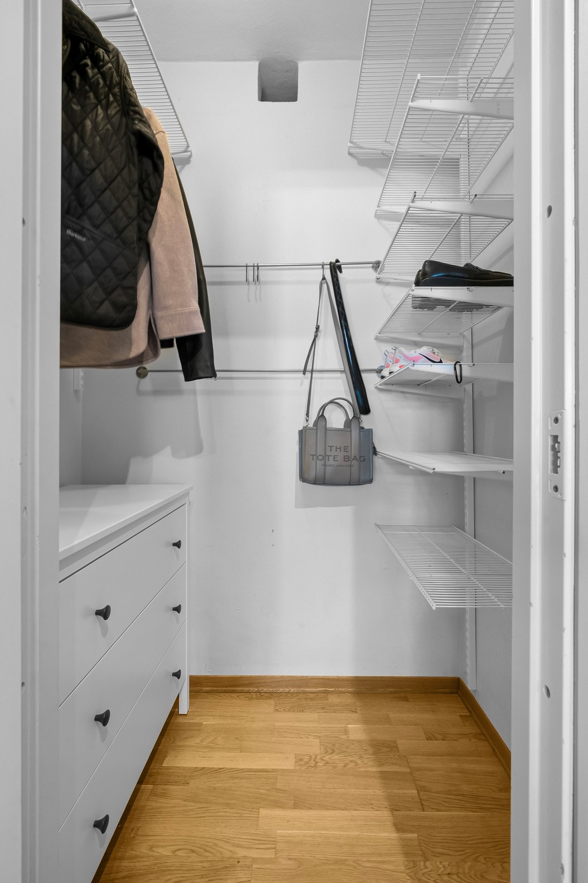 I tilknytning til gangen ligger en praktisk innvendig bod med hyller og stenger for oppheng. Ytterligere lagring finnes i en loft- og kjellerbod på til sammen ca. 7 kvm. Galleribilde