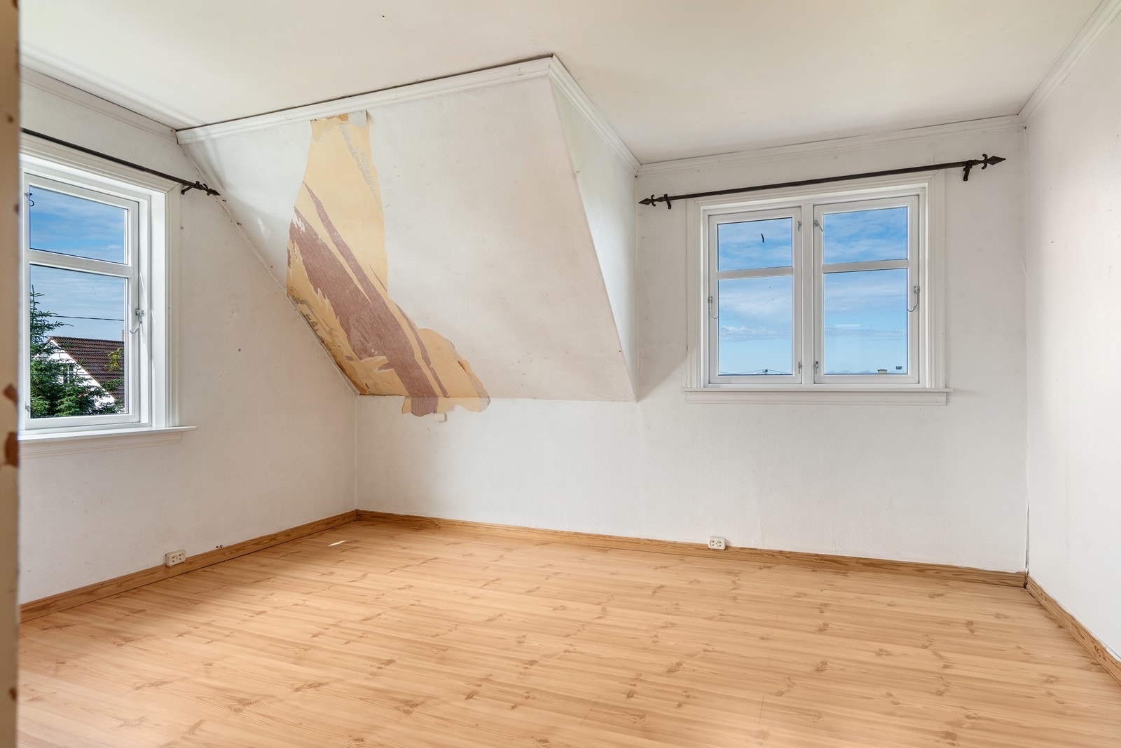 Soverom nummer 1 i loftsetasjen. Romslig og nydelig sjøutsikt mot vest. Galleribilde