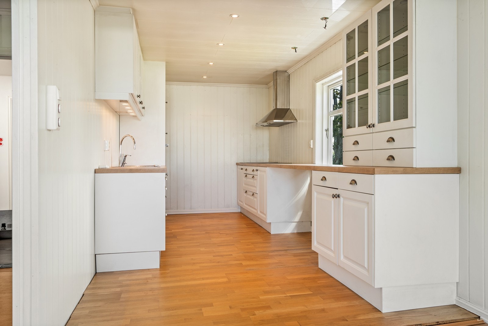 Tidløs kjøkkeninnredning. Godt med benke og skapplass. Galleribilde