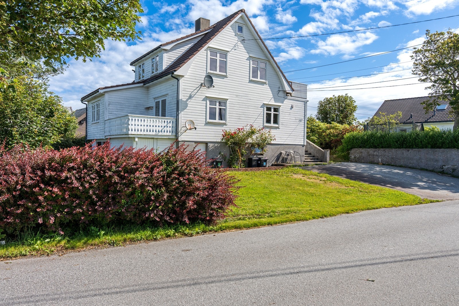 Boligens eksteriør er oppgradert med vinduer i ca.2009-2012 og kledning i ca.2012. Galleribilde