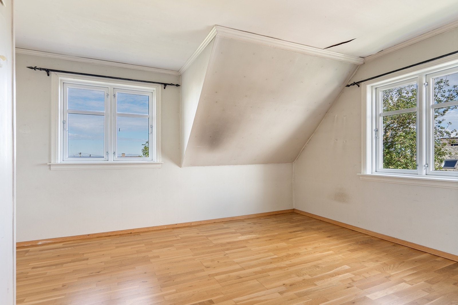 Soverom nummer 2 er også romslig med flott sjøutsikt mot vest. Galleribilde