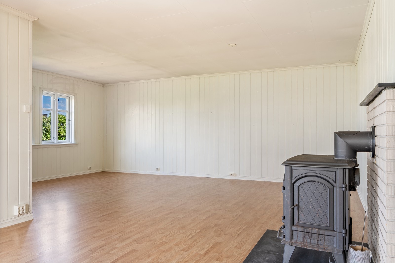 Stue og kjøkken i åpen løsning. Romslig og lys. Galleribilde