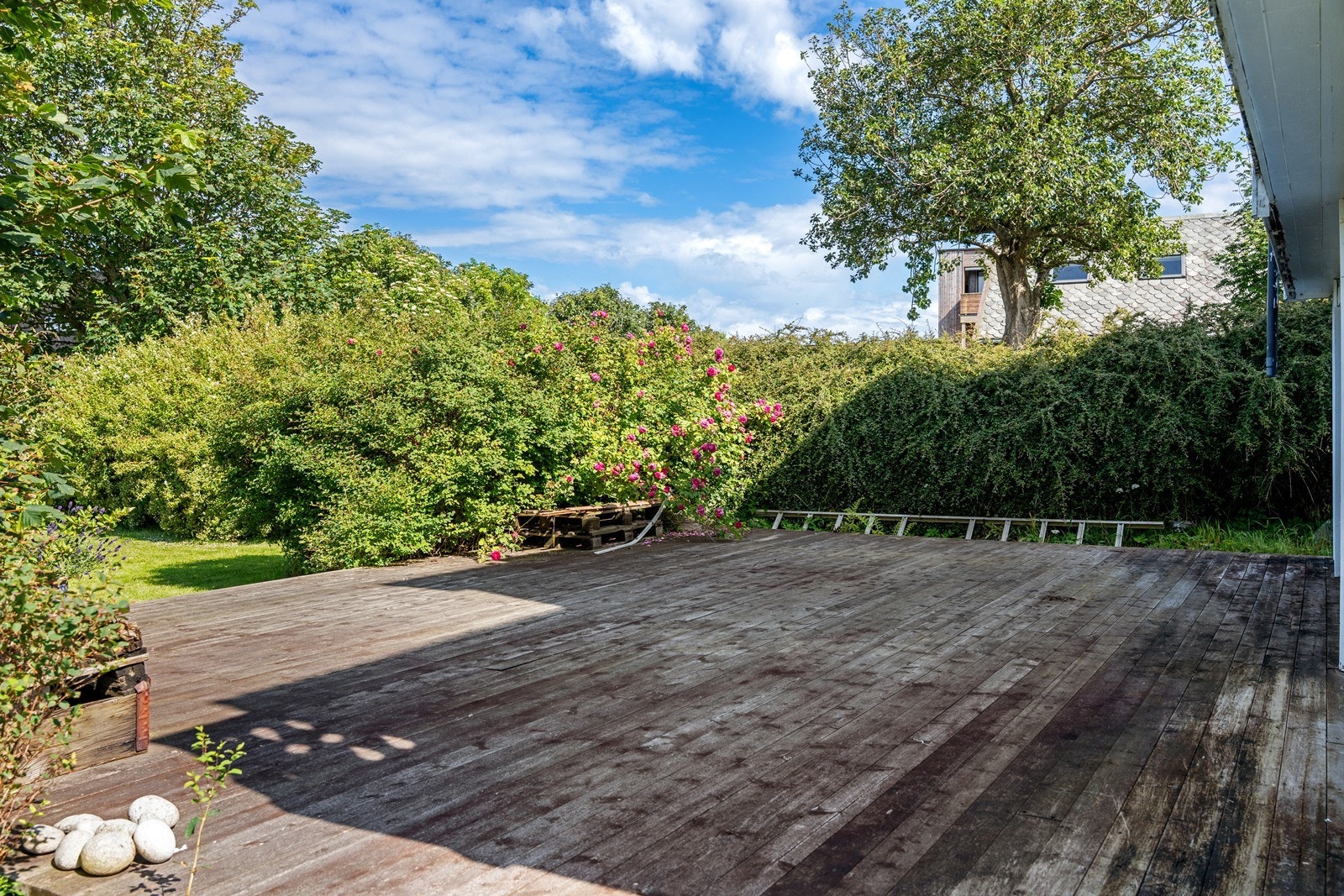 Stor terrasse i forbindelse med hagen. Sør/vest vendt for gode solforhold. Galleribilde