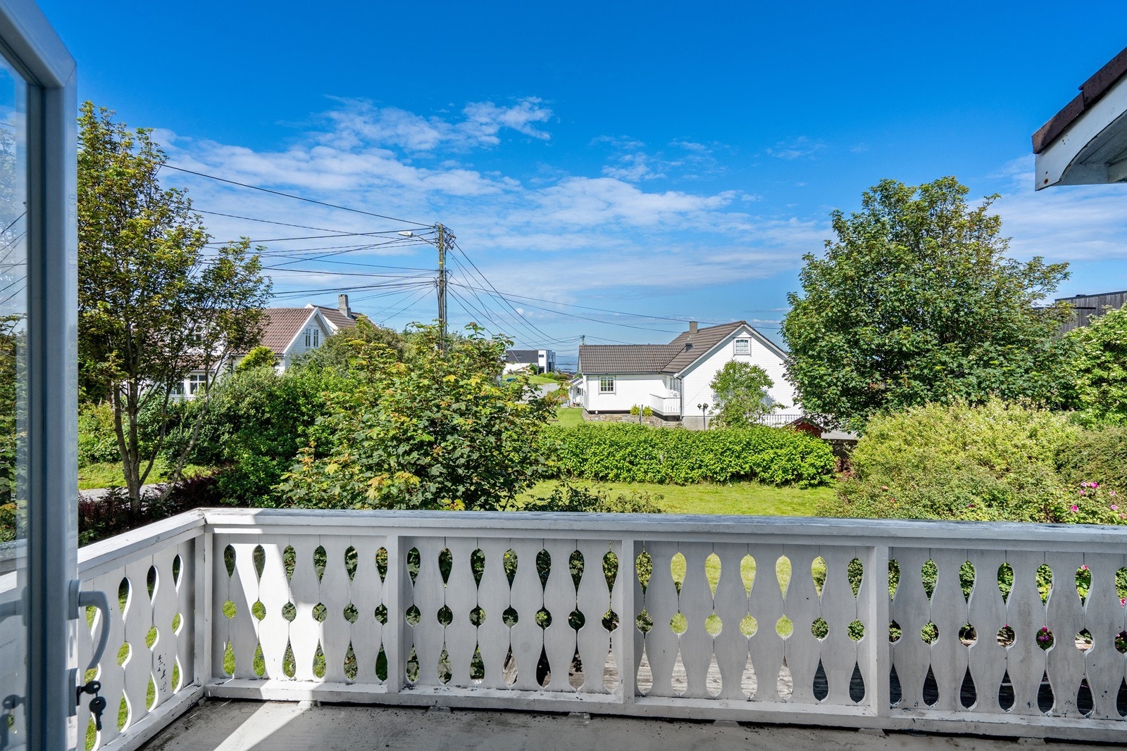 Terrasse utenfor stuen. Havglimt i vest. Galleribilde