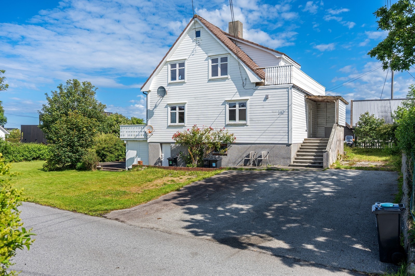 Velkommen til Tjøsvollvegen 140, presentert av Daniel Gård i Eiendomsmegler A. Galleribilde