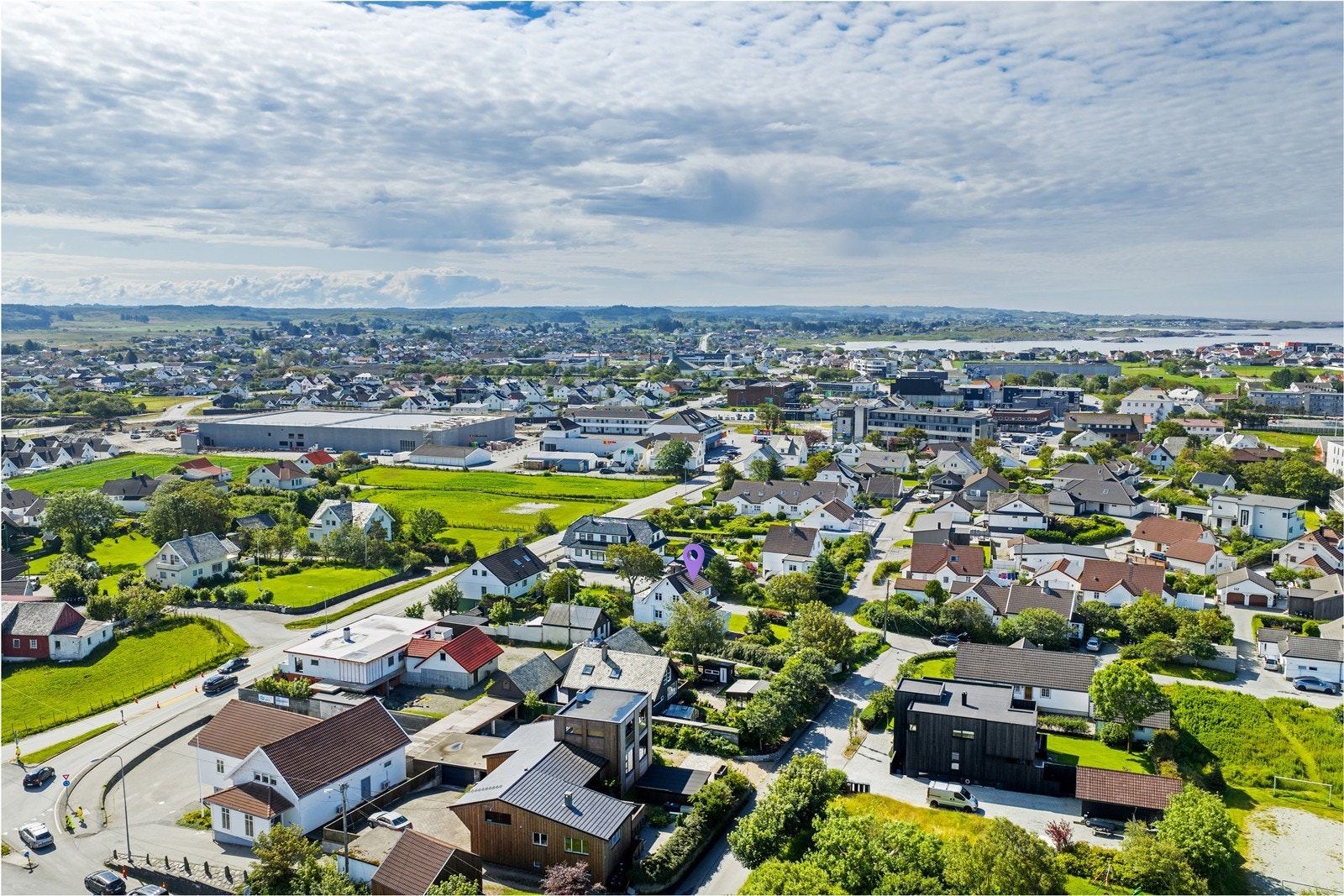 Bare en liten spasertur så er du midt i Åkrehamn sentrum og alle fasiliteter sentrum byr på. Galleribilde