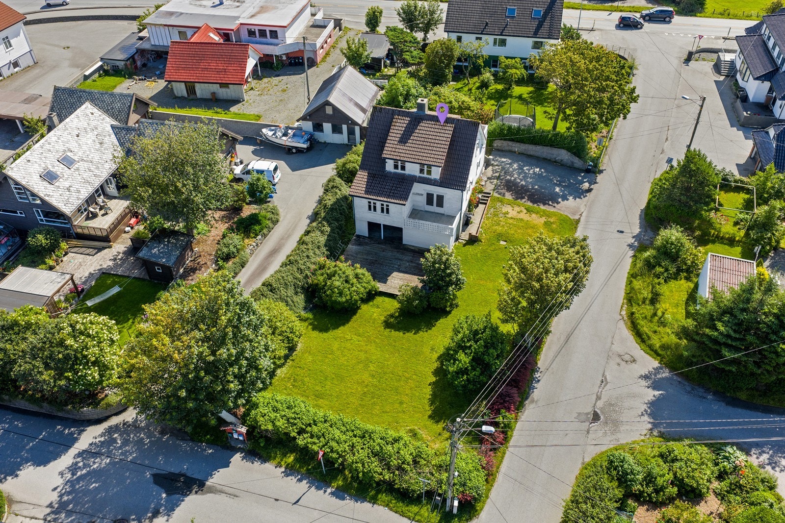 Boligen har en stor og romslig tomt med opparbeidet hage. Galleribilde