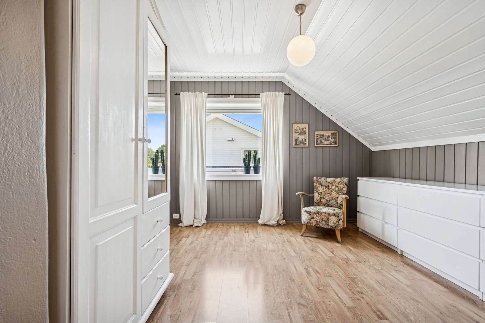 Boligen har tre soverom og du finner alle i denne etasjen. Galleribilde