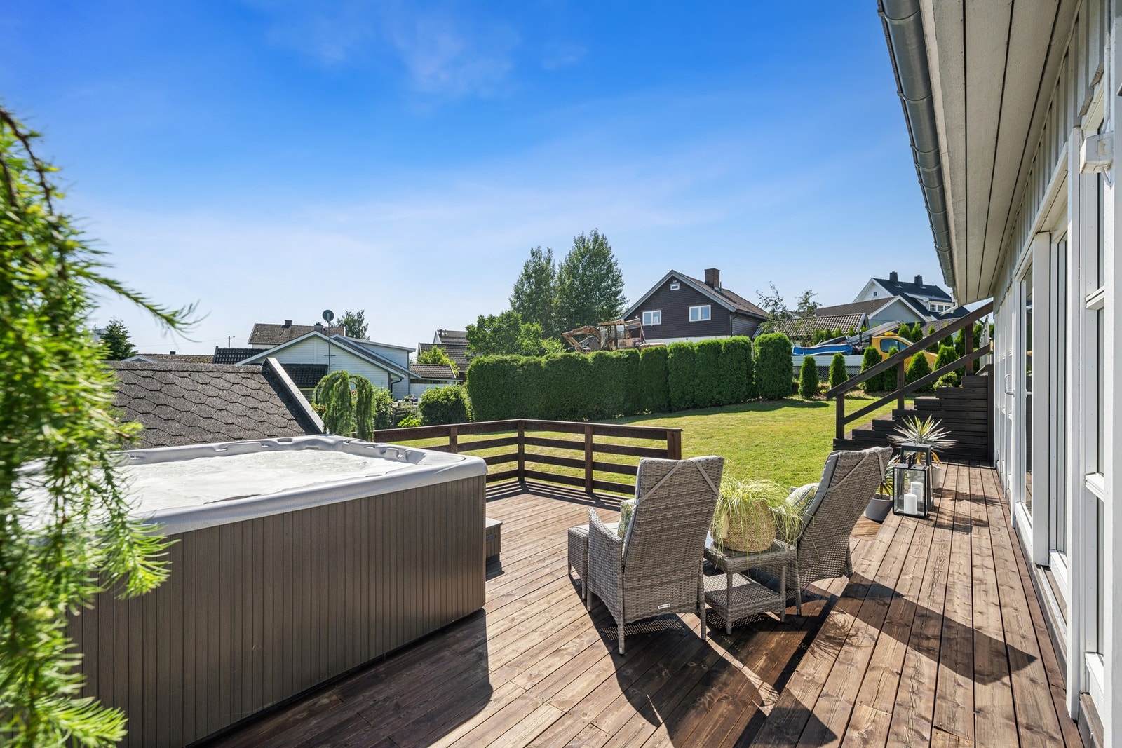 Skjermet terrasseområde med jacuzzi (kan medfølge for kr 45.000,-) og sittegruppe - ideelt for rolig avslapping etter en lang dag. Galleribilde