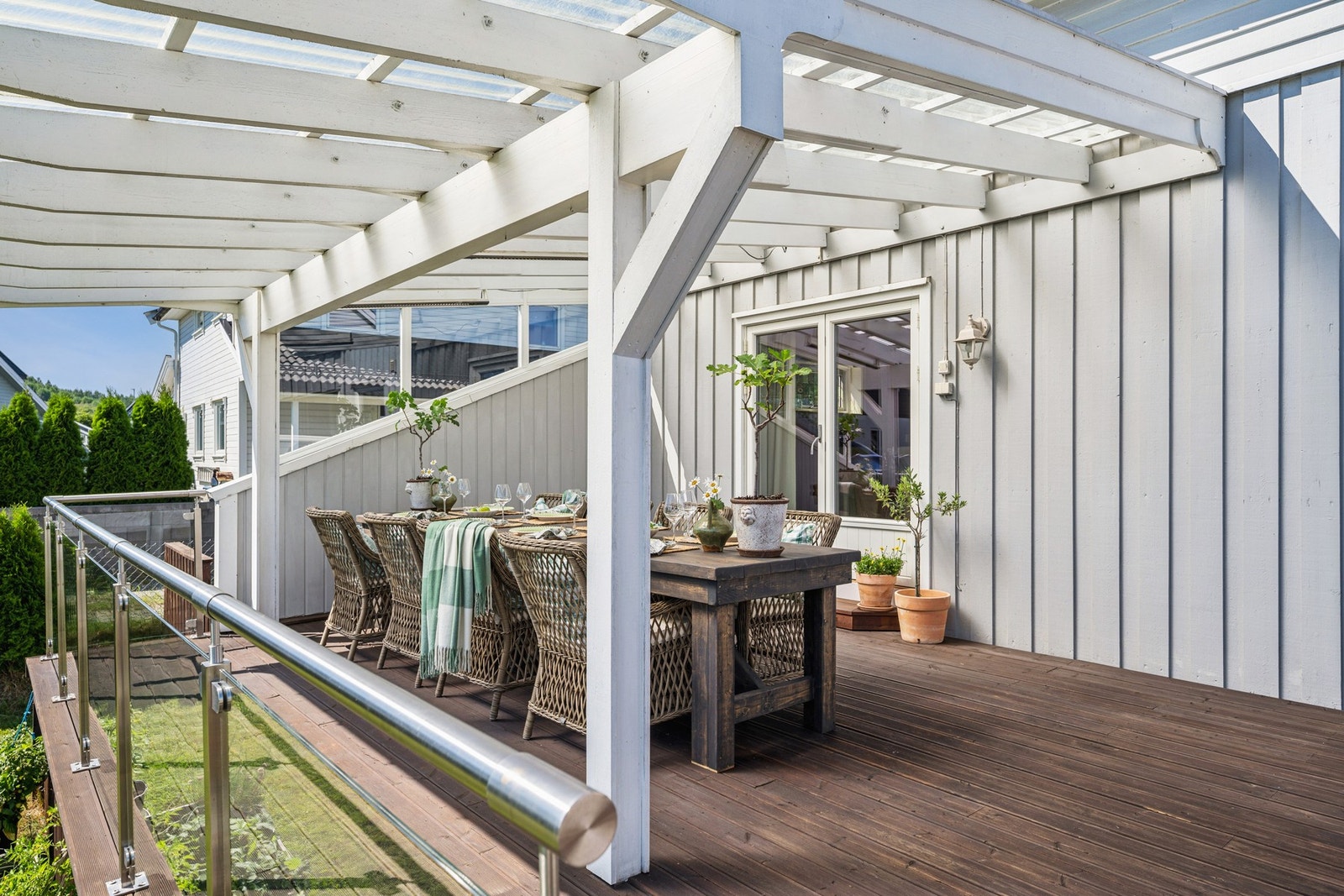 Den overbygde terrassen forlenger utesesongen og skaper en lun ramme rundt måltider og sosiale sammenkomster - enten det er sol, regn eller noe midt imellom. Galleribilde