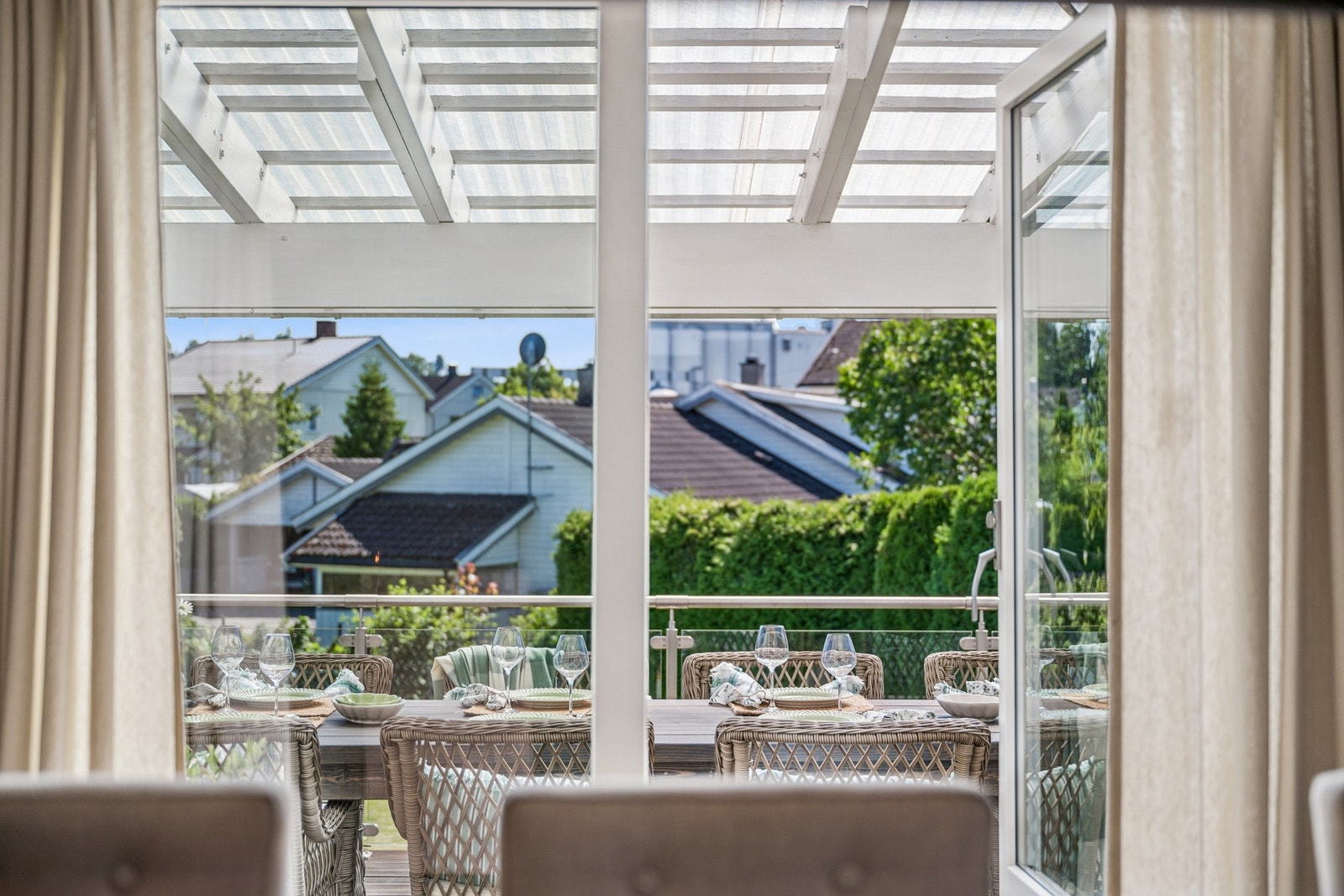 Fra spisestuen er det direkte utgang til terrassen, som blir en naturlig forlengelse av oppholdsrommet på varme dager. Perfekt for hyggelige sammenkomster og avslappende stunder i solen. Galleribilde