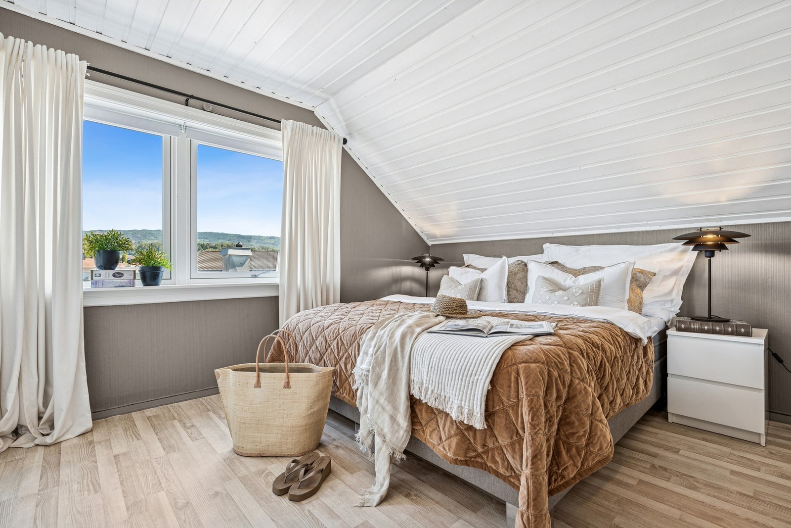 God plass til dobbeltseng og garderobeløsning. Rommet har skråtak, malt panel og naturlig lysinnslipp fra vinduet. Galleribilde