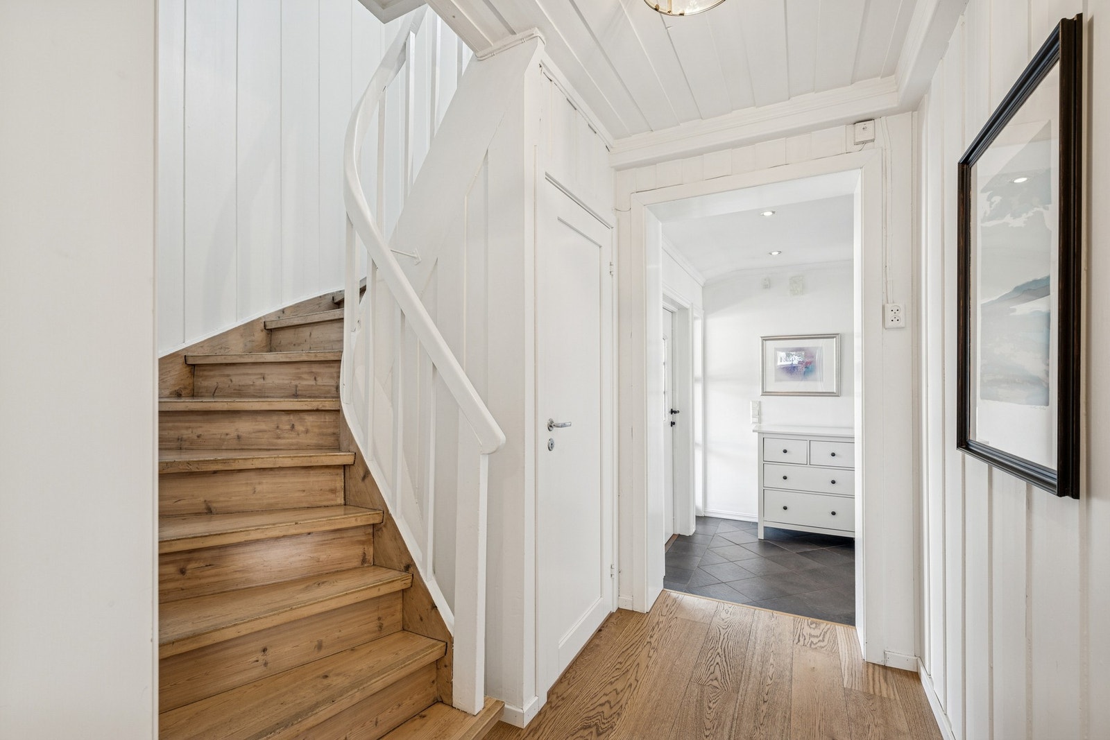 Videre kommer du til trappegangen som tar deg videre inn i boligen. Galleribilde