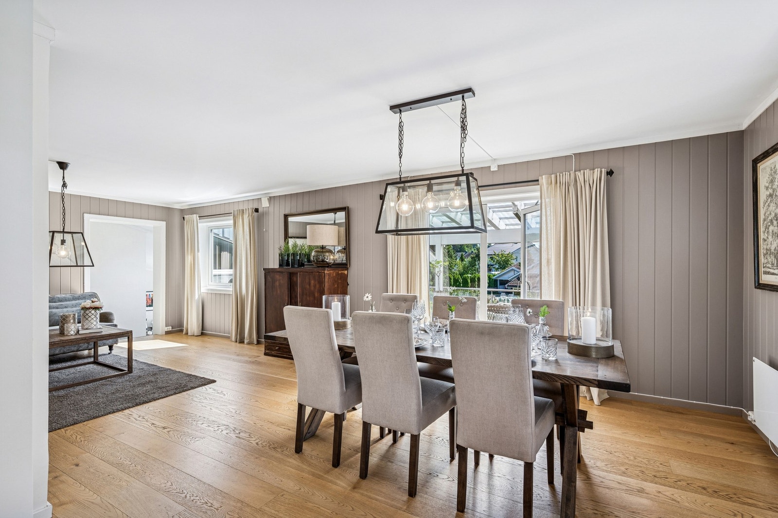 Romslig og elegant spisestue med plass til langbord og sosiale sammenkomster. Store vindusflater og utgang til terrasse gir rommet en luftig og lys atmosfære. Galleribilde