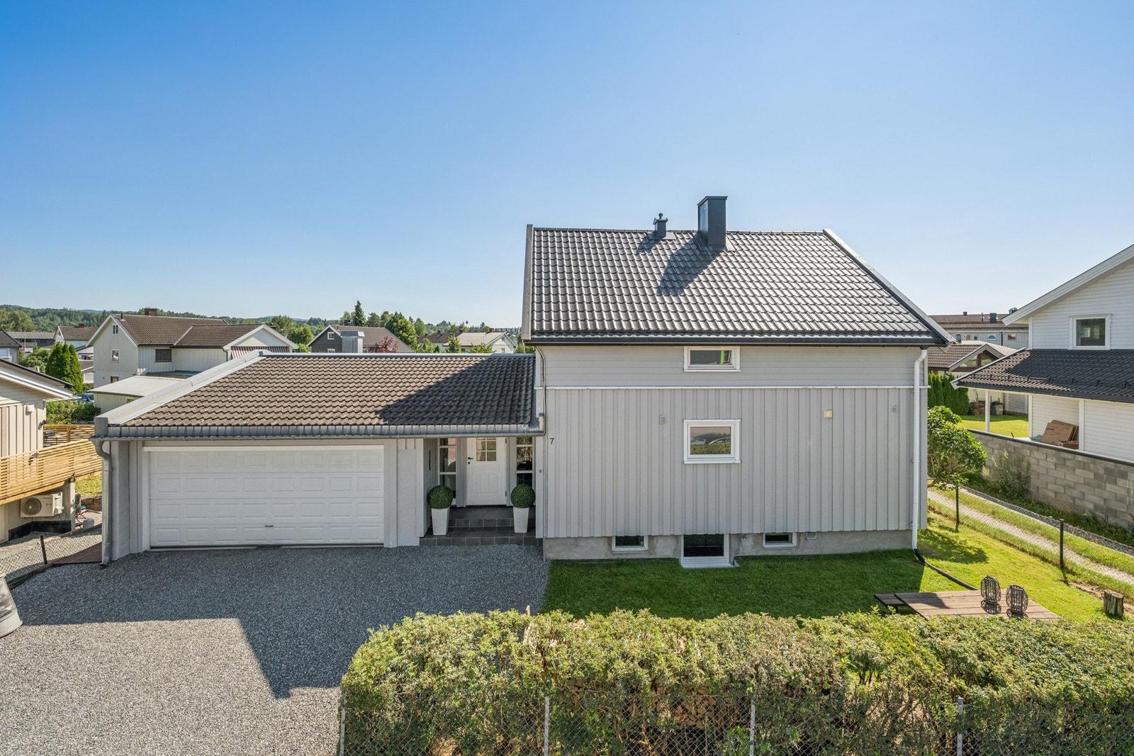 Eiendommen har en attraktiv plassering i Hønengata på Norsiden av Hønefoss - et veletablert og barnevennlig boligområde med nærhet til det meste. Her bor du i rolige omgivelser, samtidig som du har kort vei til både dagliglivets nødvendigheter. Galleribilde