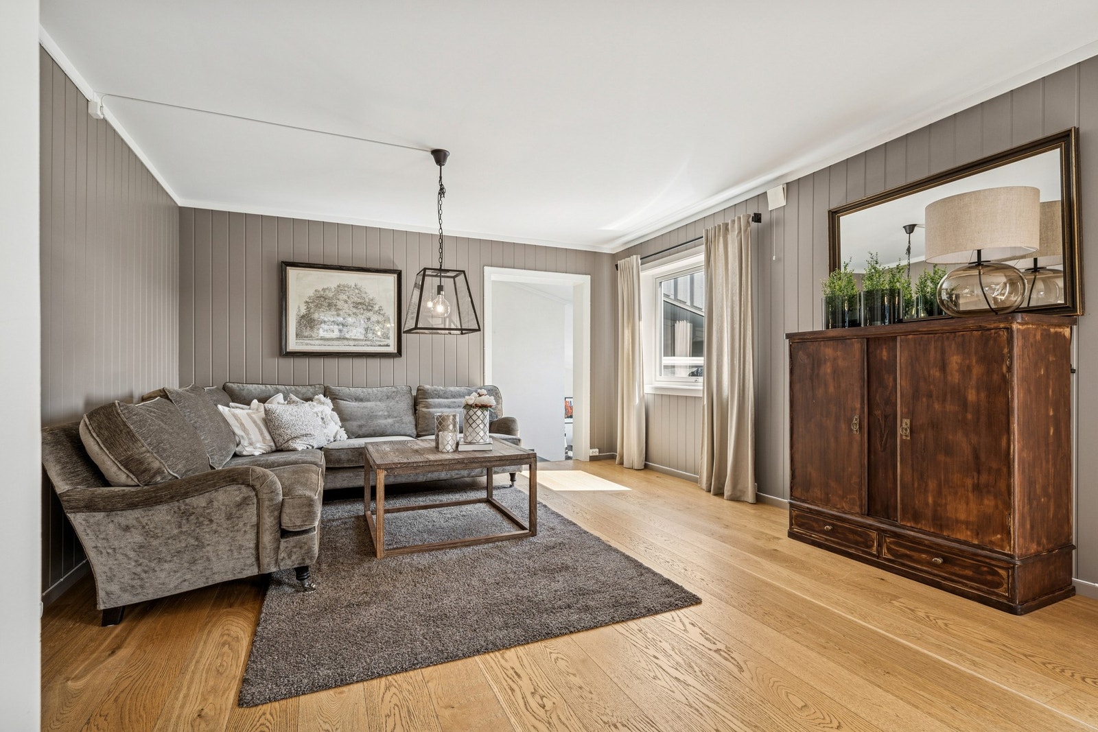 Trivelig stue med lune farger og fin plass til sofagruppe og annet møblement. Rommet har en behagelig atmosfære og ligger i direkte tilknytning til både spisestue og vinterhage/TV-stue. Galleribilde