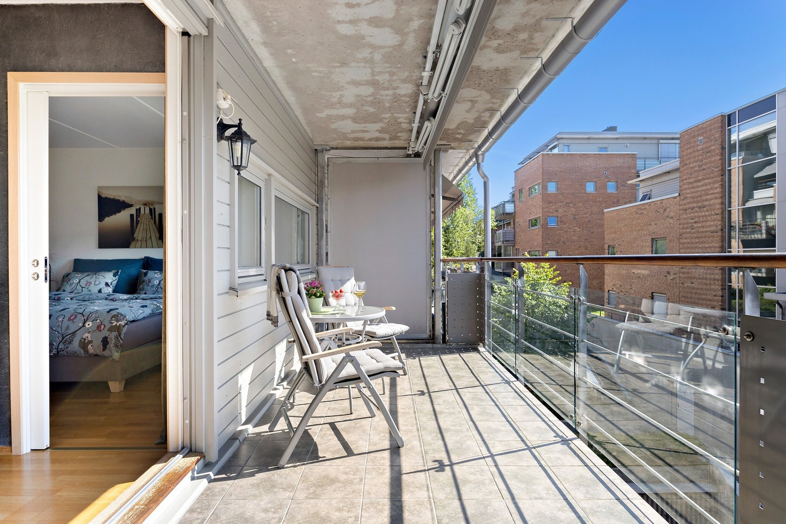 Balkongen er romslig og har plass til sittegruppe, grill etc. Galleribilde
