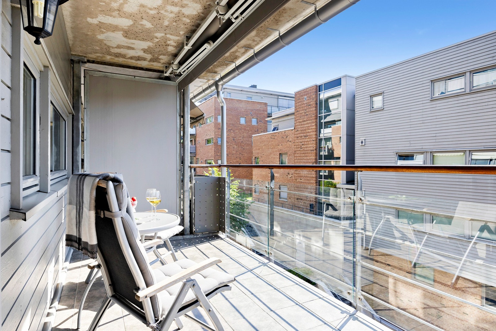 Balkongen er romslig og har plass til sittegruppe, grill etc. Galleribilde