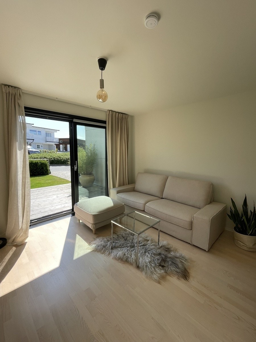 Lyst og luftig. Ny sofa og fotskammel Galleribilde