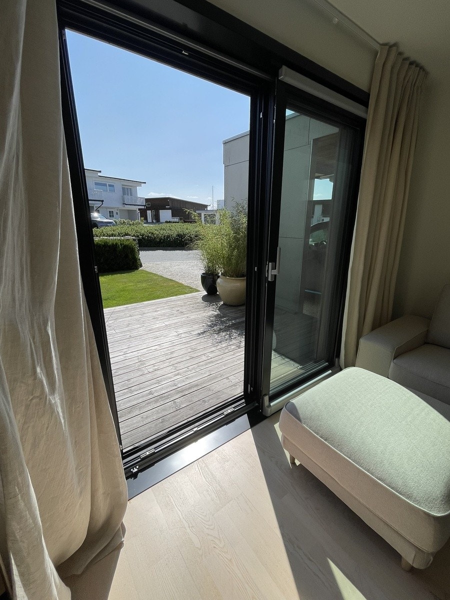 Skyvedør ut til terrasse kan også vippes inn som vindu og låses i luftestilling. Galleribilde