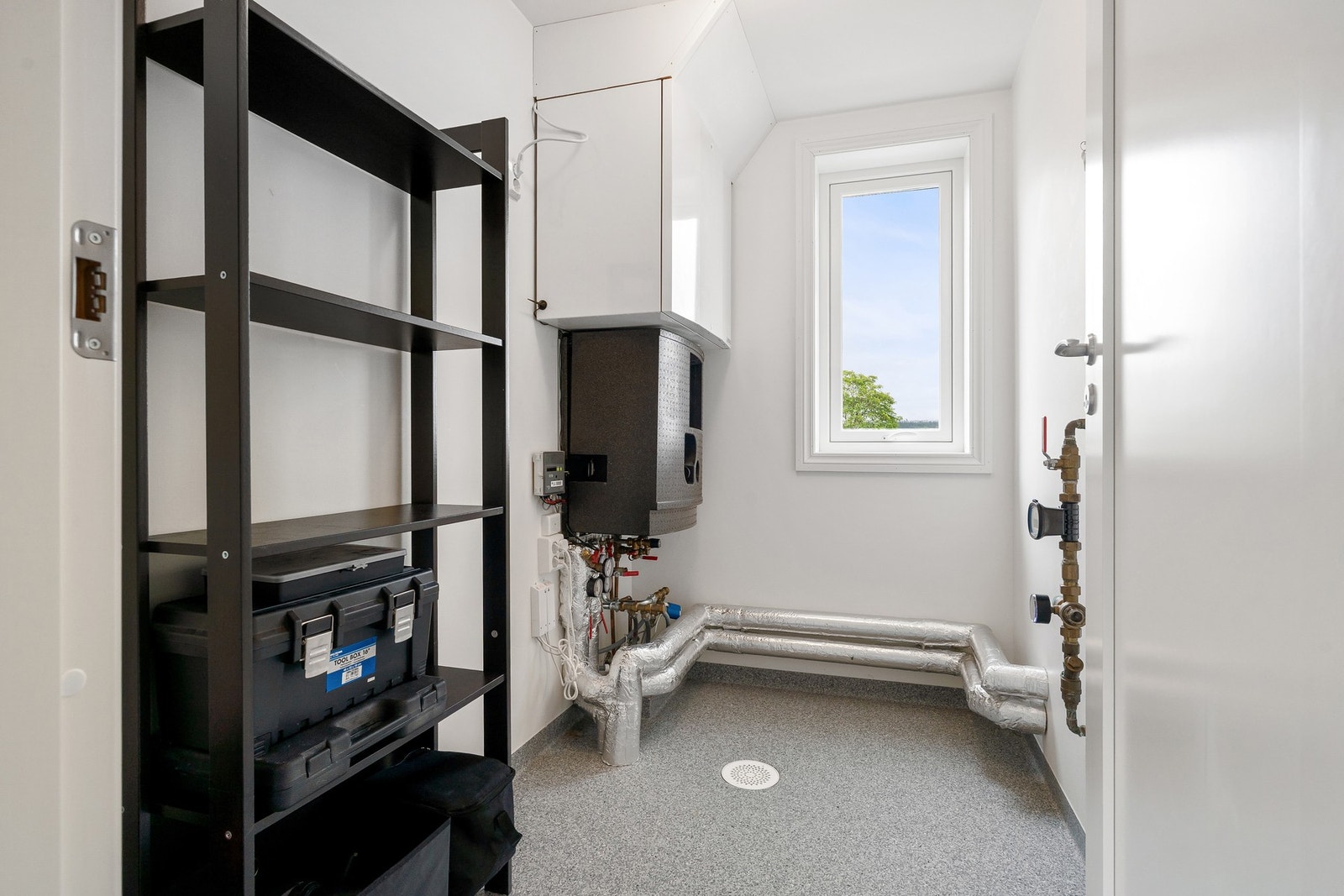 Fra entreen er det inngang til bod. Det er også en bod i kjeller. Galleribilde