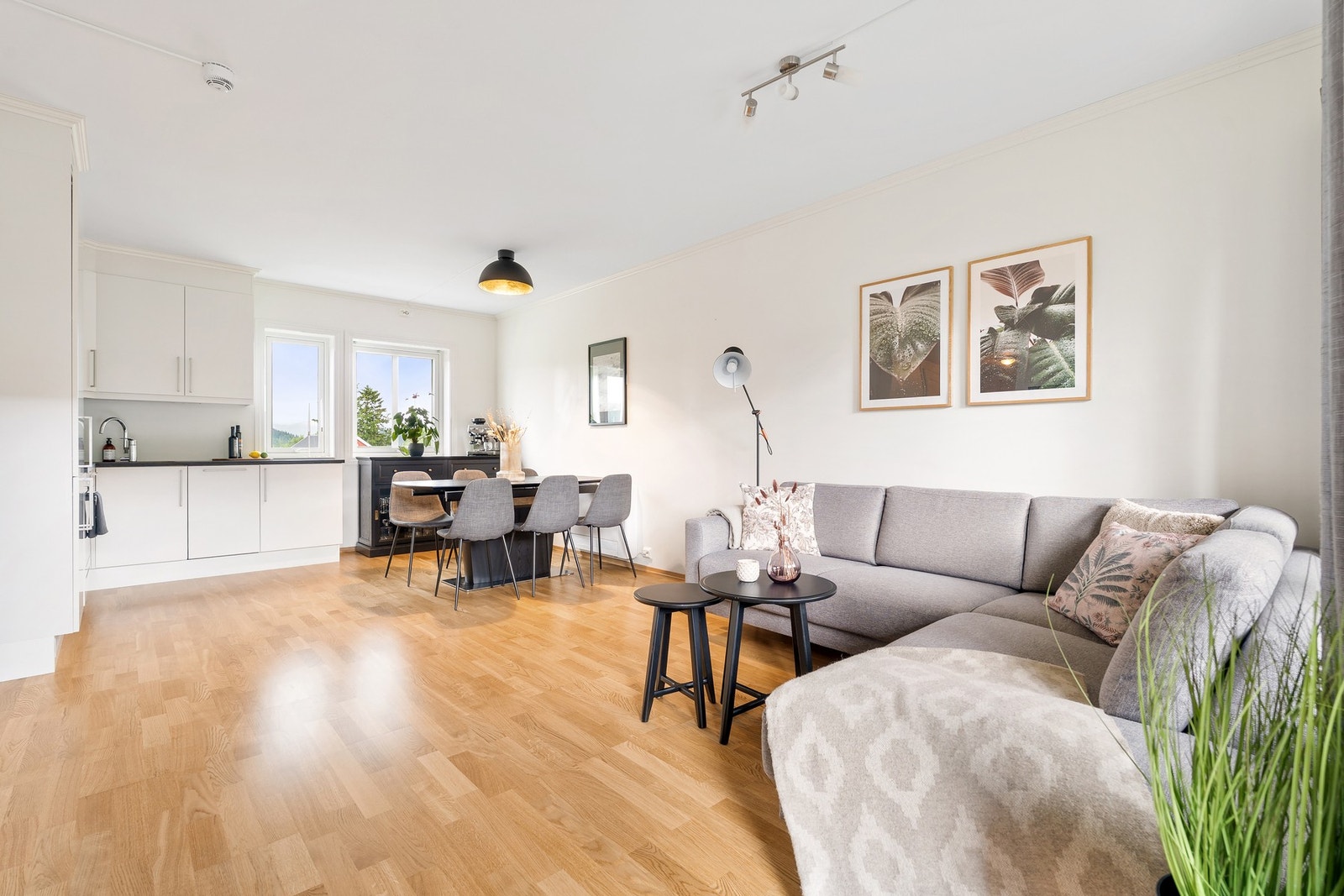 Leiligheten holder en gjennomgående høy standard. Her kan man flytte rett inn uten å tenke på oppussing. Galleribilde