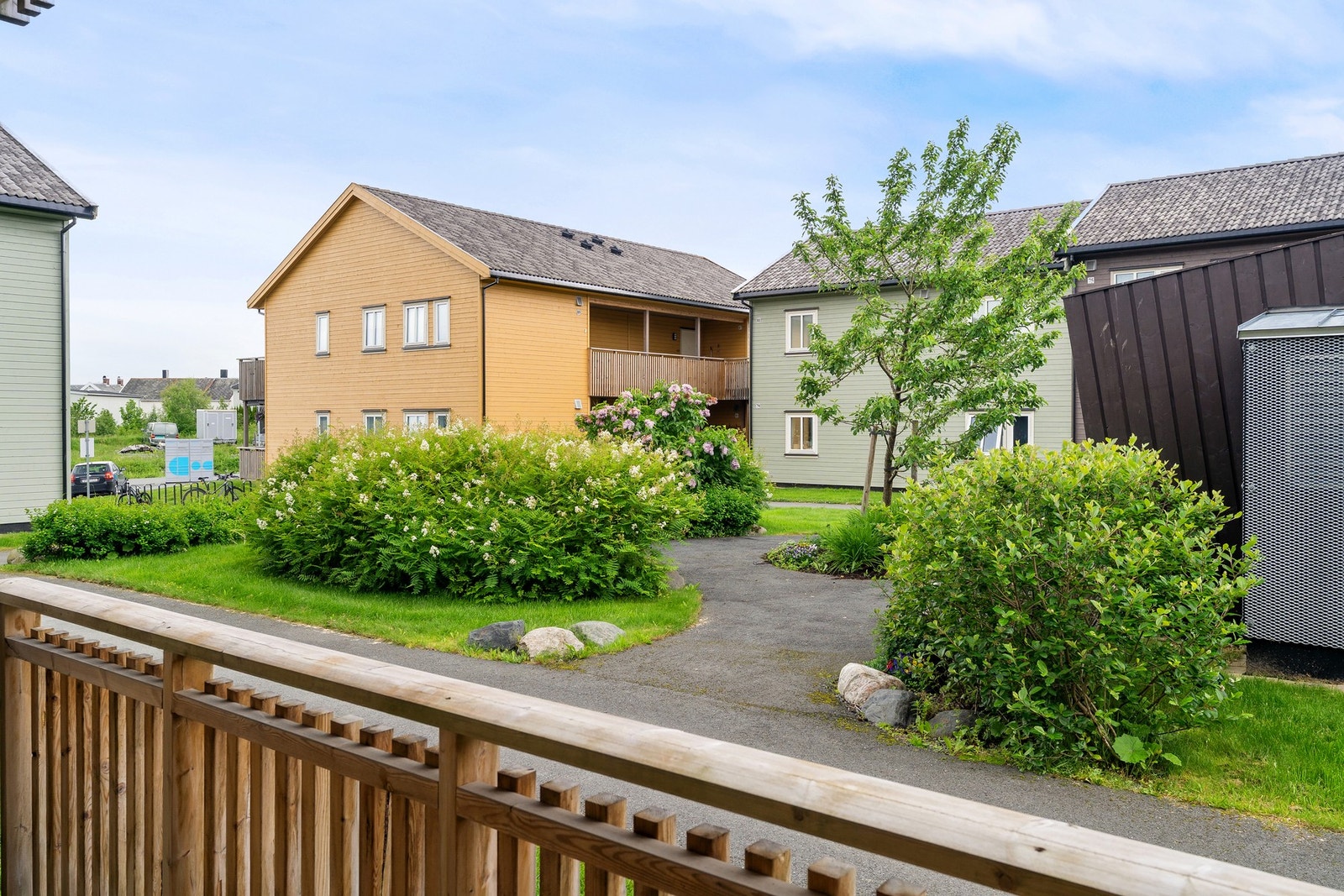 Skjermet balkong med fin utsikt mot felles grøntområde. Galleribilde