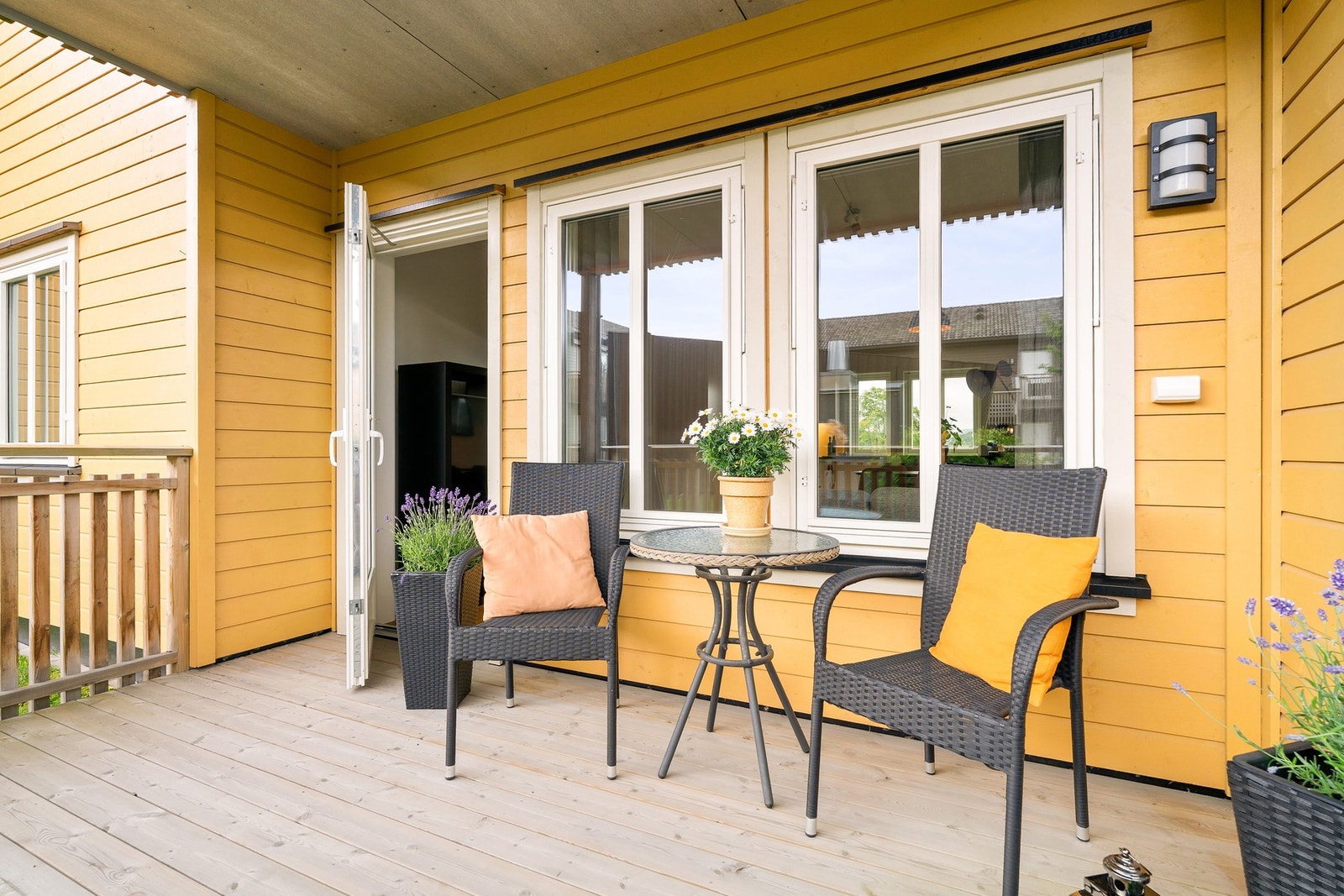 Terrassen er på 9,8 kvm og har god plass til utemøbler. Galleribilde