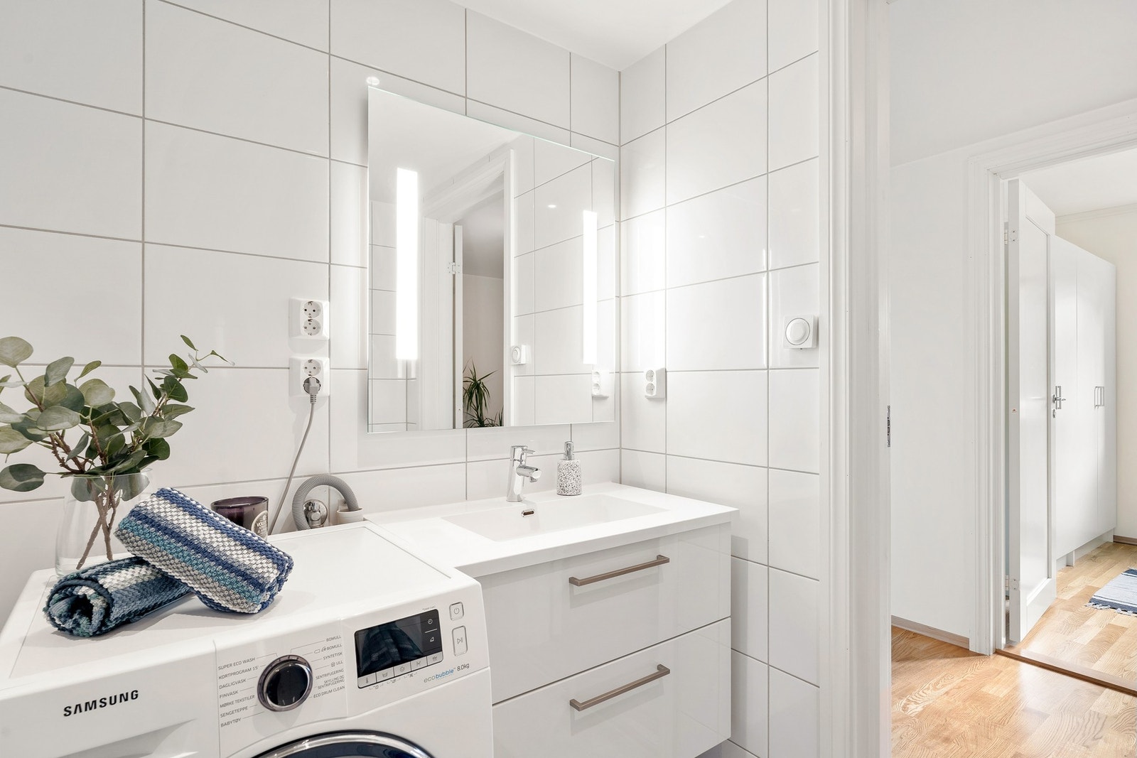 Det er god plass til vaskemaskin på badet. Galleribilde