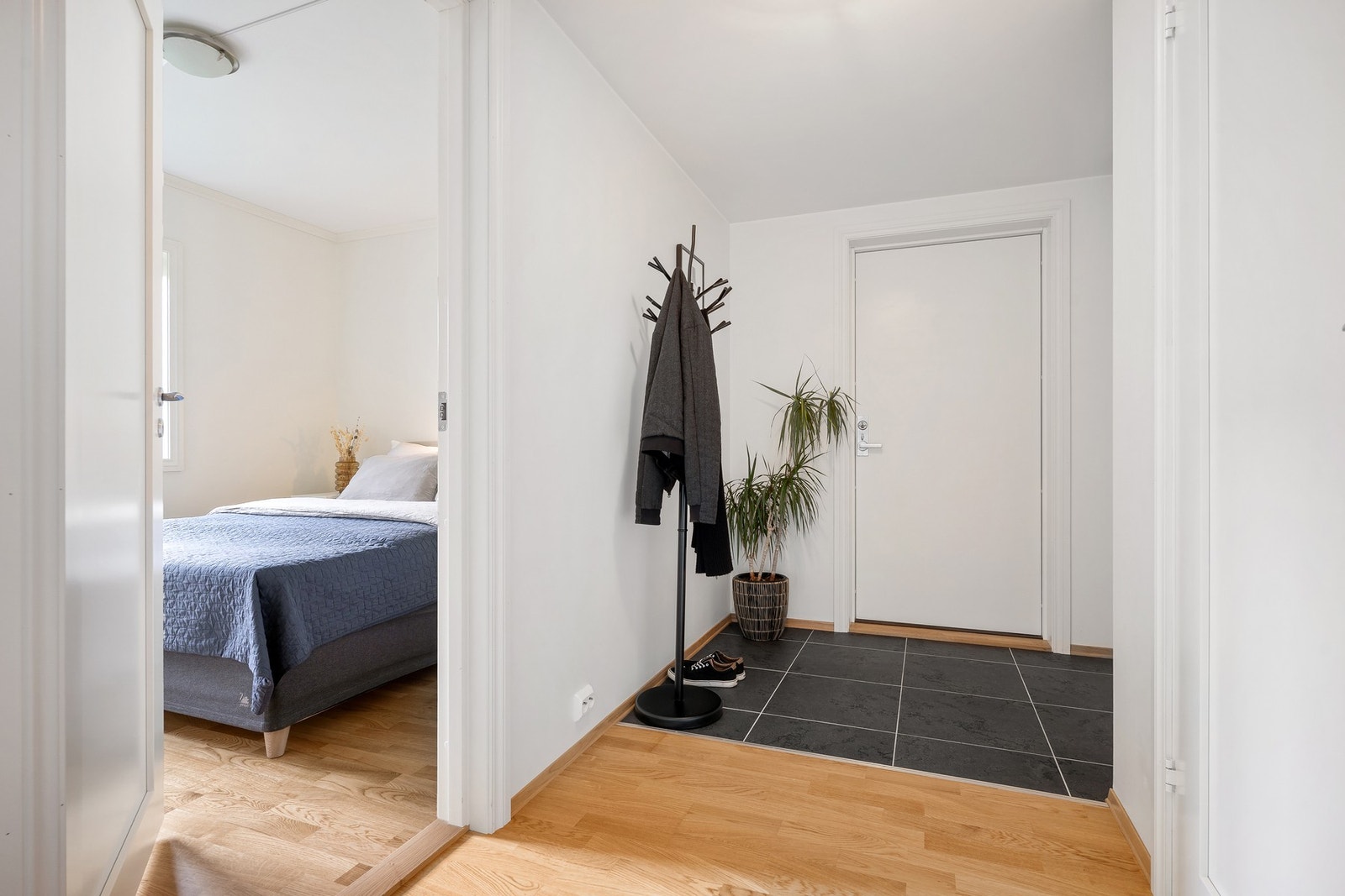 Innbydende entre med god plass til garderobeskap om ønskelig. Galleribilde