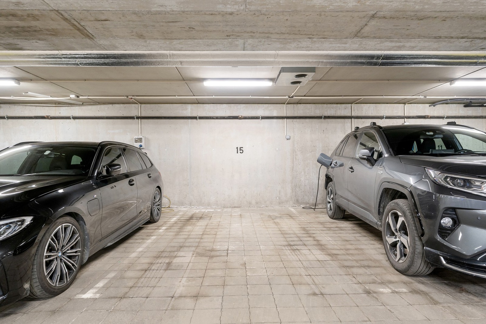 Fast parkeringsplass i felles garasjeanlegg følger leiligheten. Galleribilde