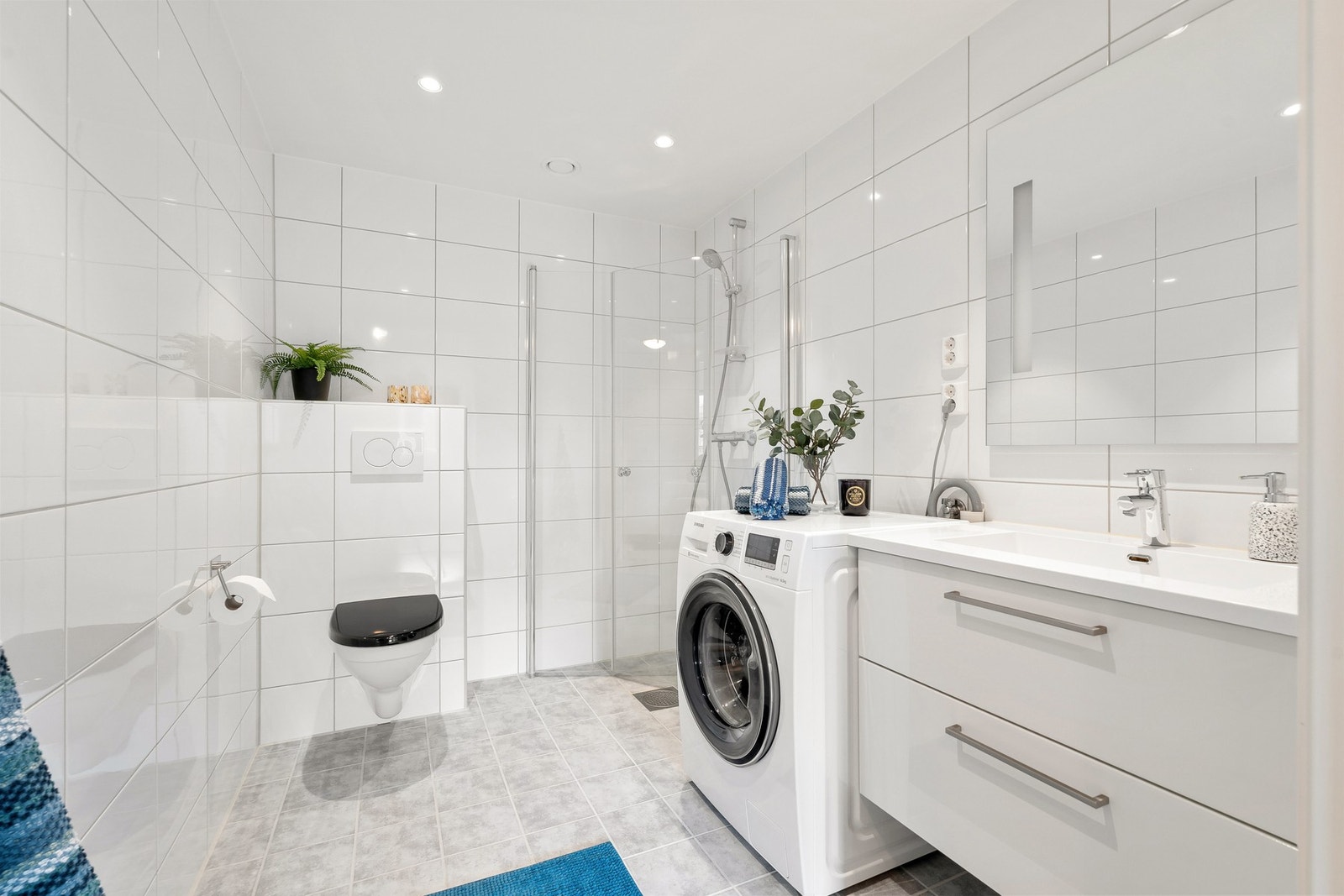 Lekkert og romslig bad med downlights i tak. Galleribilde