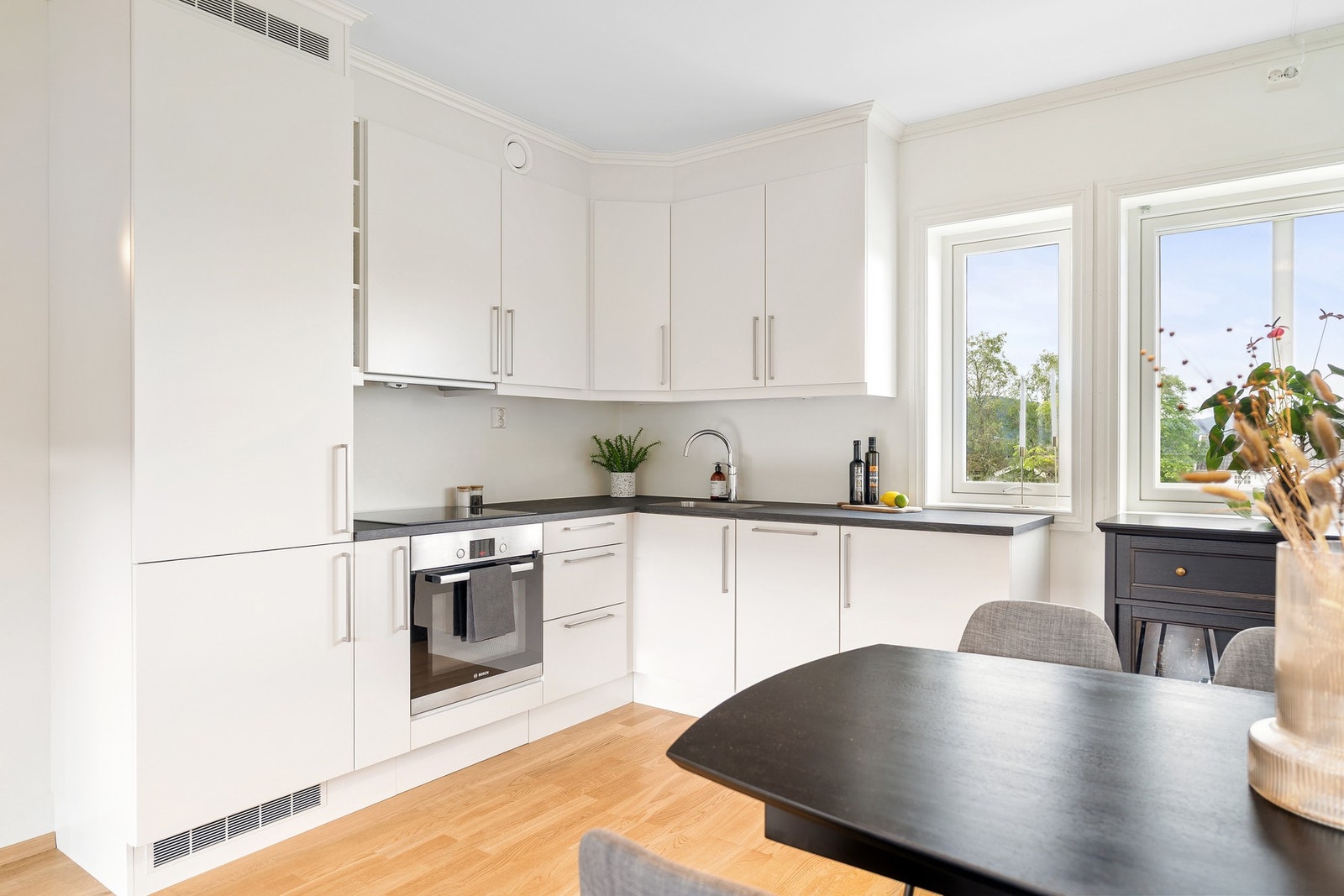 Det er integrert platetopp, stekeovn, kjøl/fryseskap og oppvaskmaskin. Hvitevarene medfølger handelen. Galleribilde