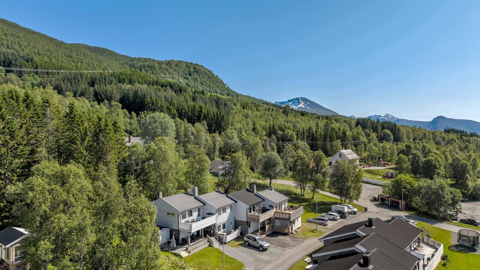 Boligen har en barnevennlig beliggenhet i et etablert boligfelt på Berglund, kun ca. 15 minutters kjøretur fra Tromsø sentrum Galleribilde