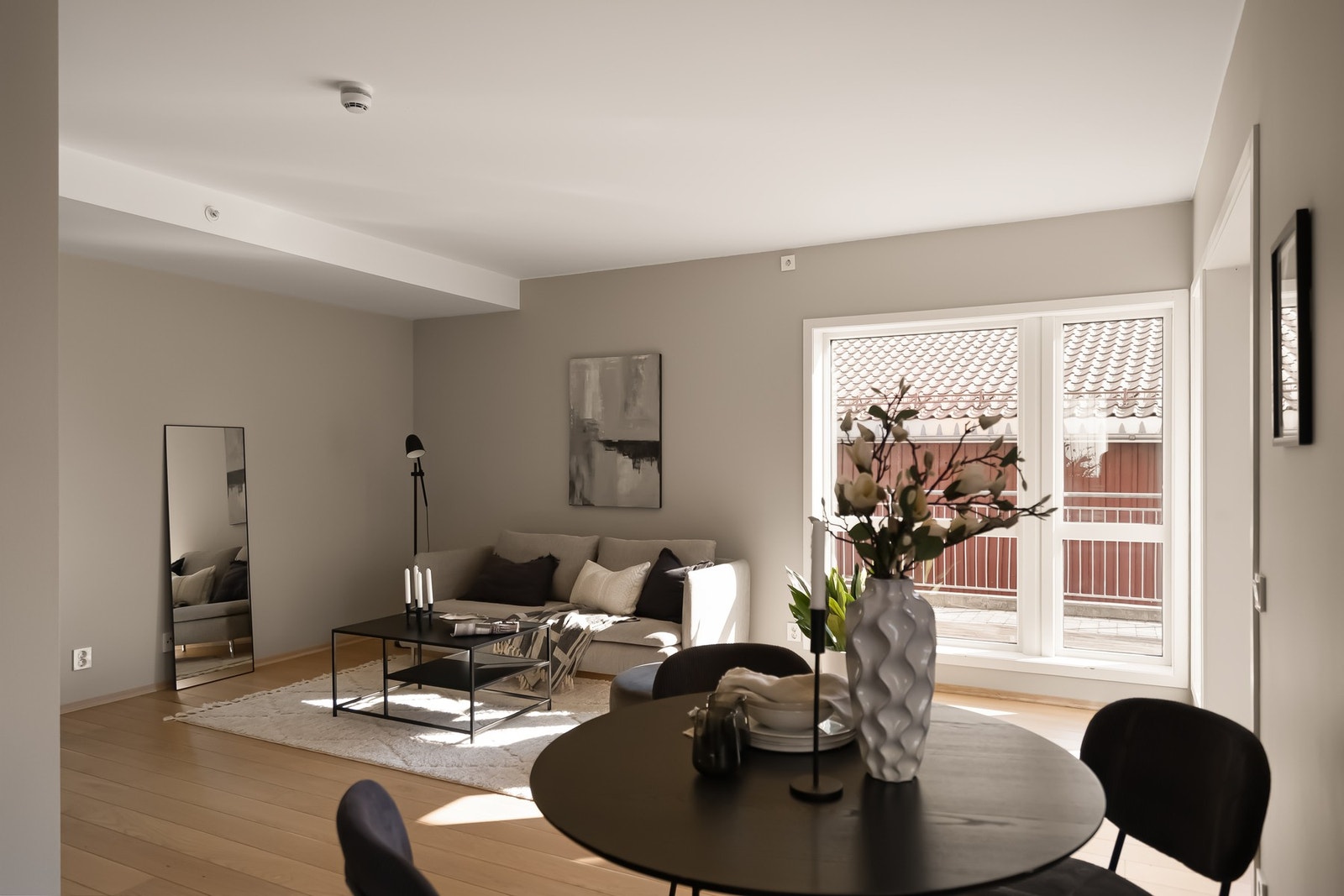 Lys og nymalt stue med hjørnevindu og godt med lysinnslipp. Galleribilde