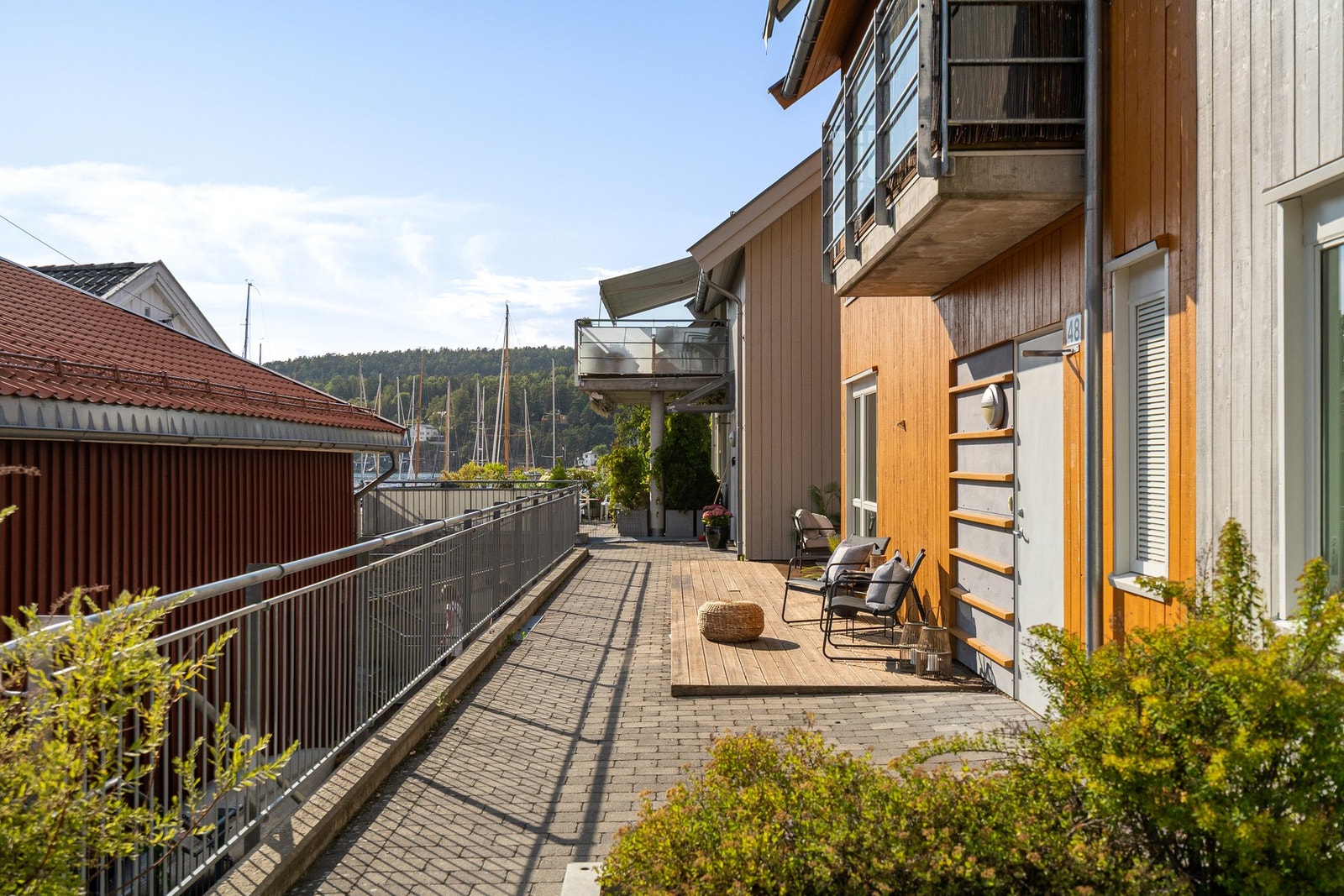Det er sjøgløtt fra terrassen, medfølgende båtplass på bryggen og en garasjeplass i kjelleren. Én ekstra garasjeplass kan kjøpes i tillegg. Galleribilde