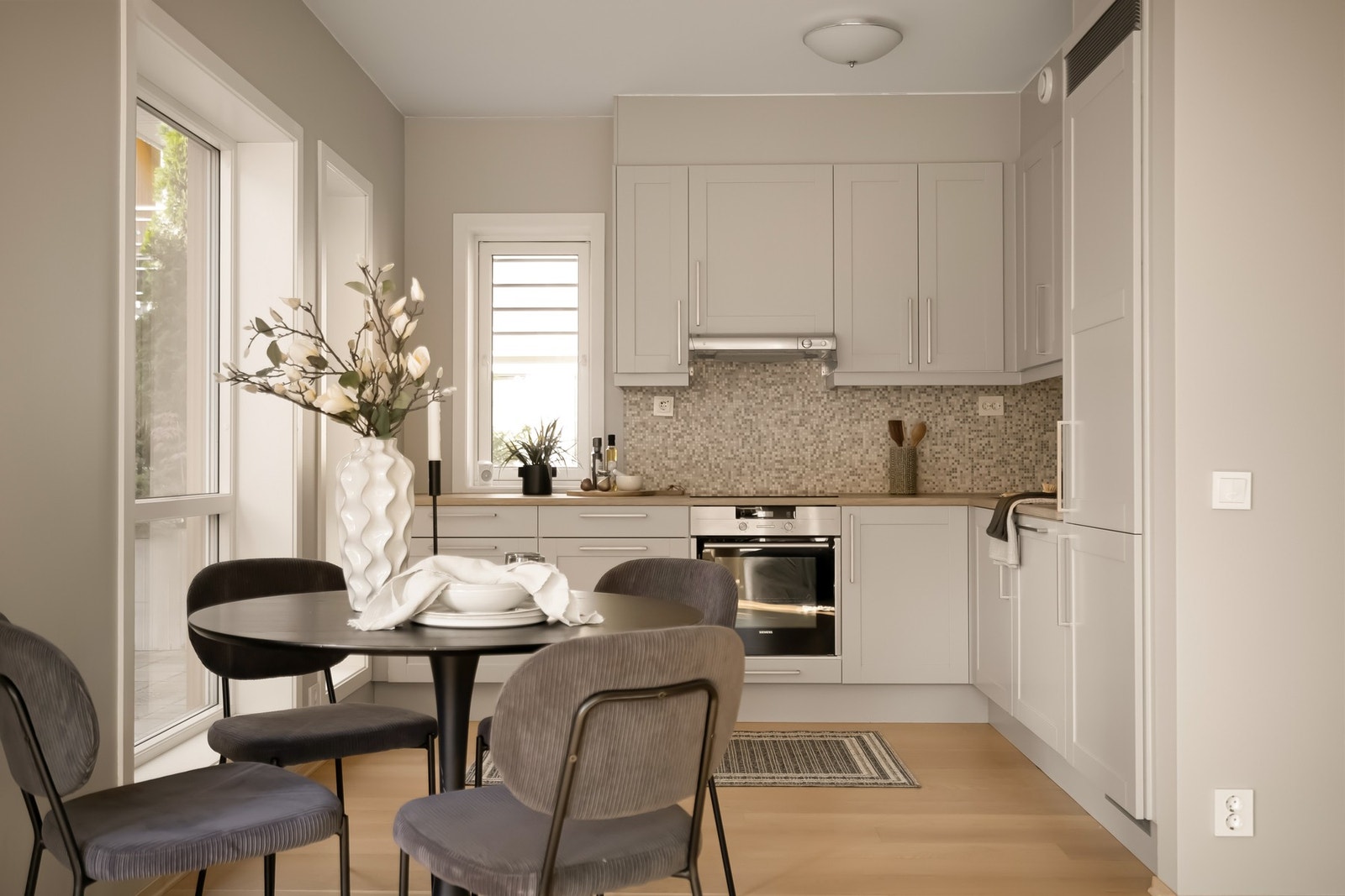 Tidløst kjøkken med integrerte hvitevarer og gode plass til spisegruppe. Galleribilde