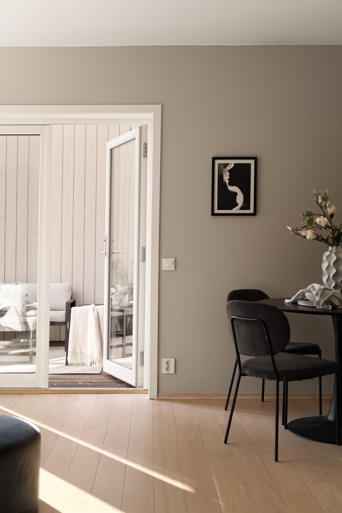 Fra stuen er det utgang til terrasse. Galleribilde