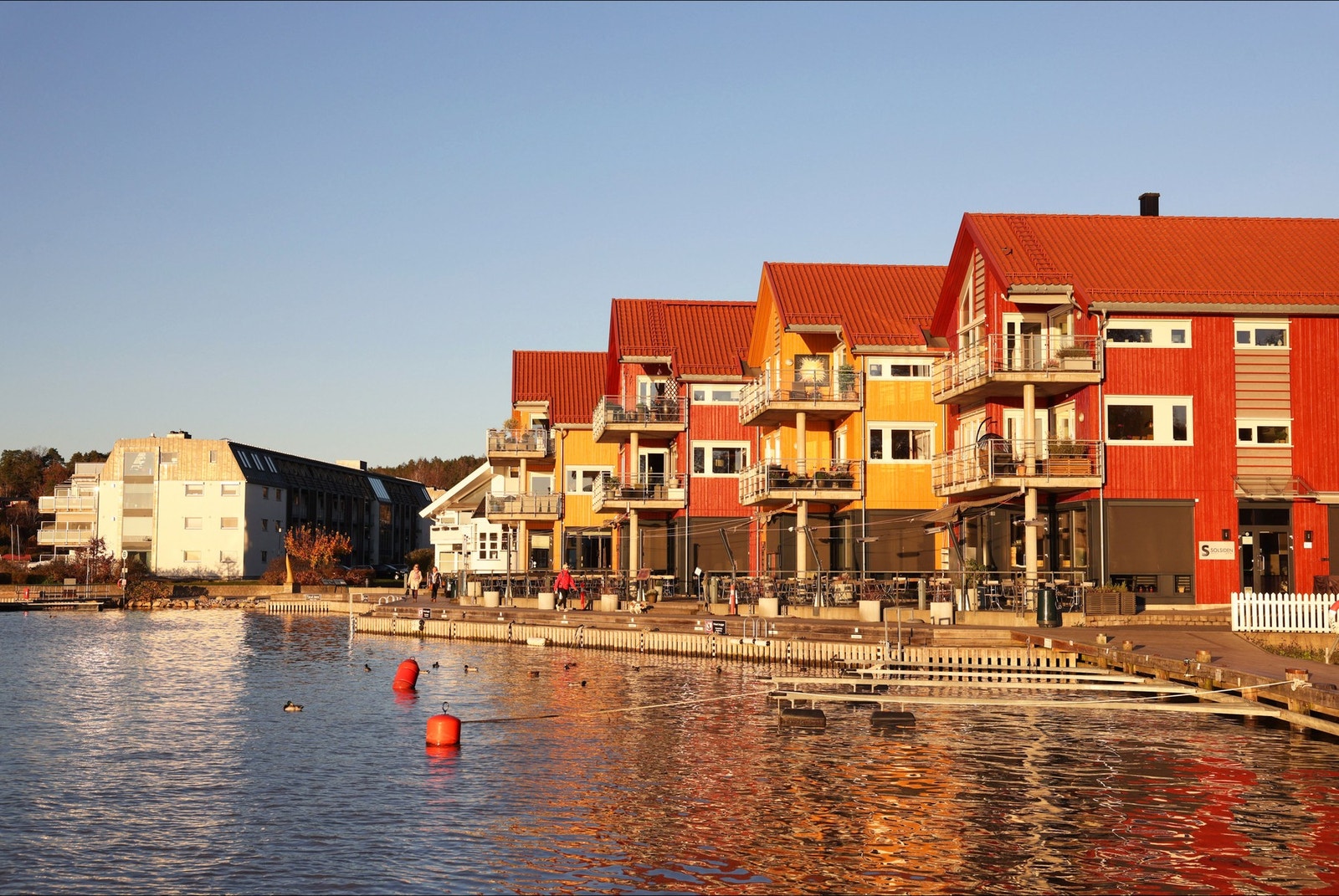 Båtplass langs bryggen i Son følger med. Galleribilde
