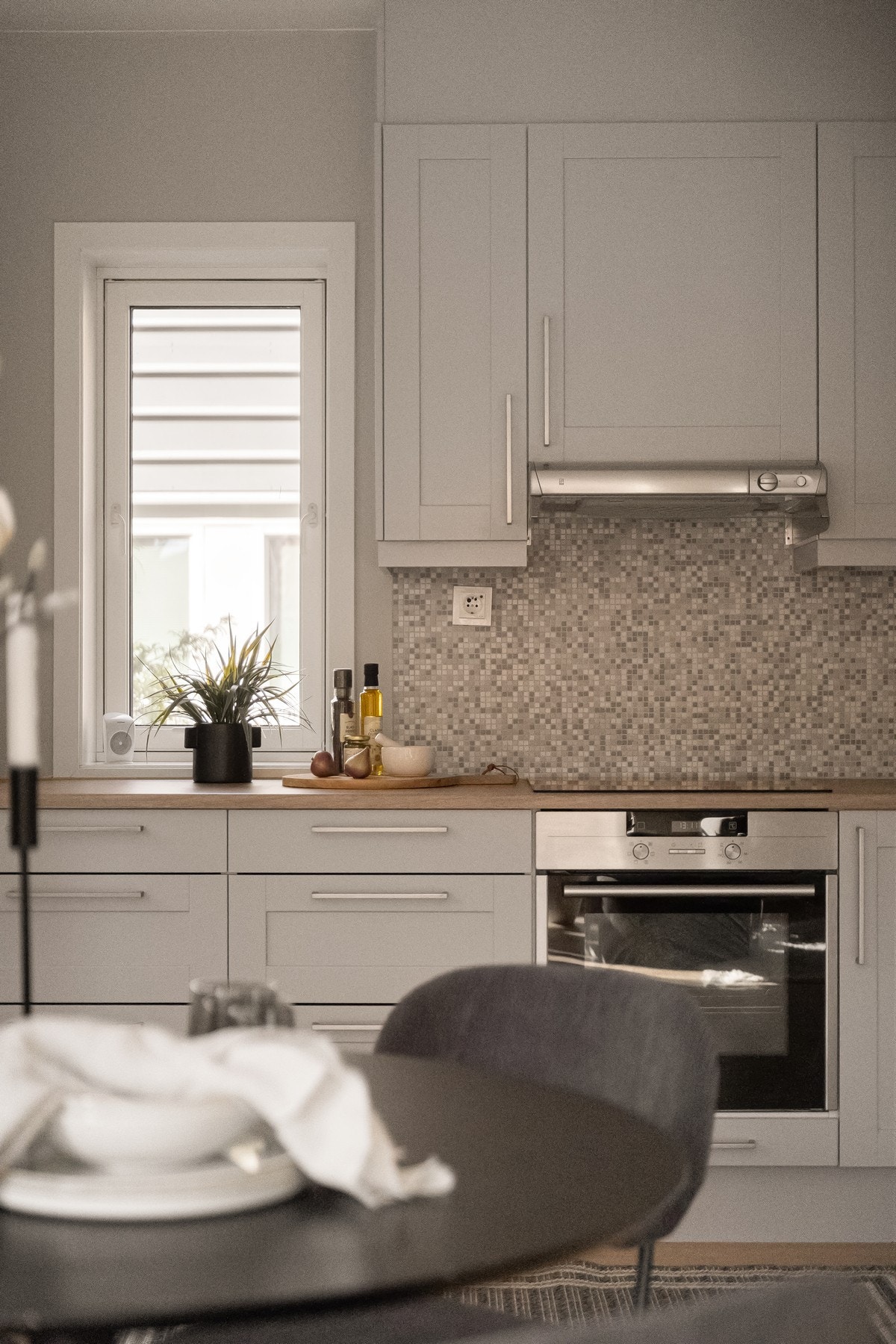 Vindu inn mot rolig bakgård. Galleribilde