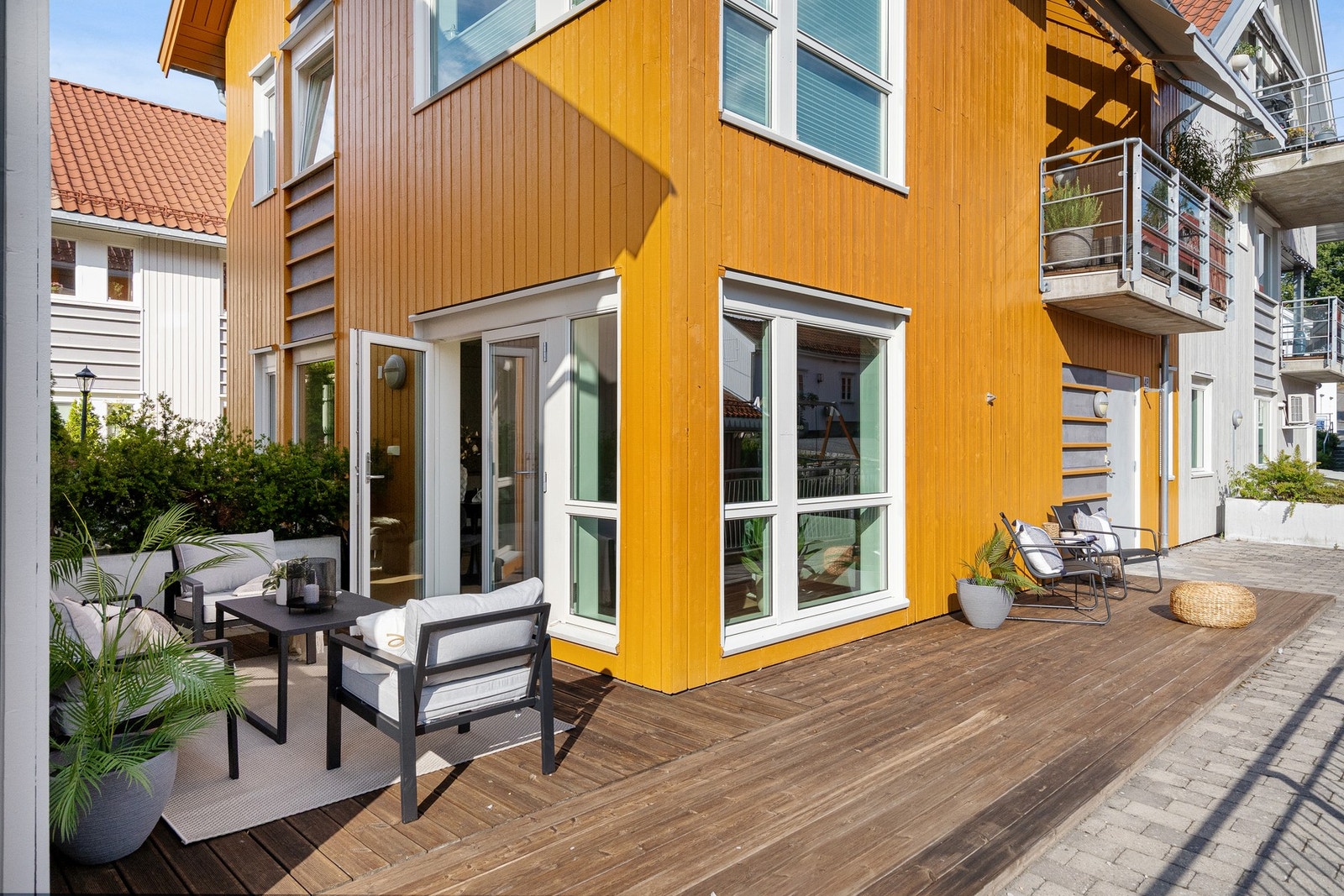 Romslig uteplass. Galleribilde