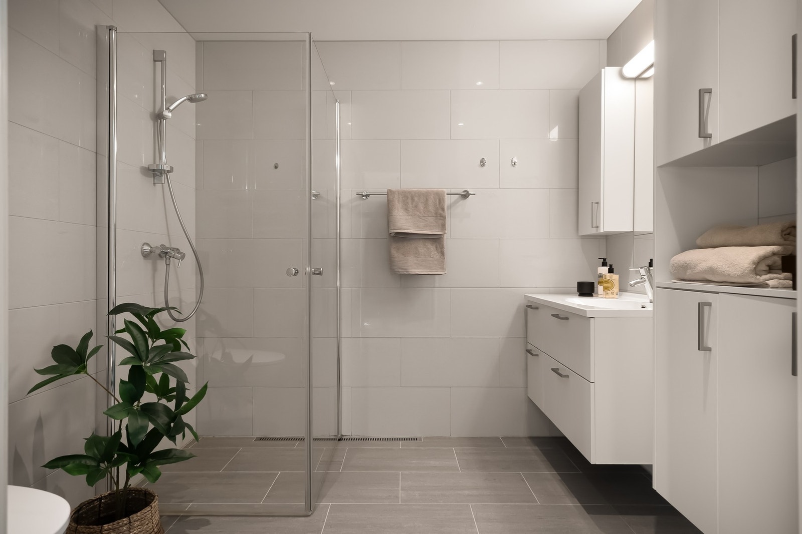 Romslig og tidløst baderom med varme i gulvet. Galleribilde